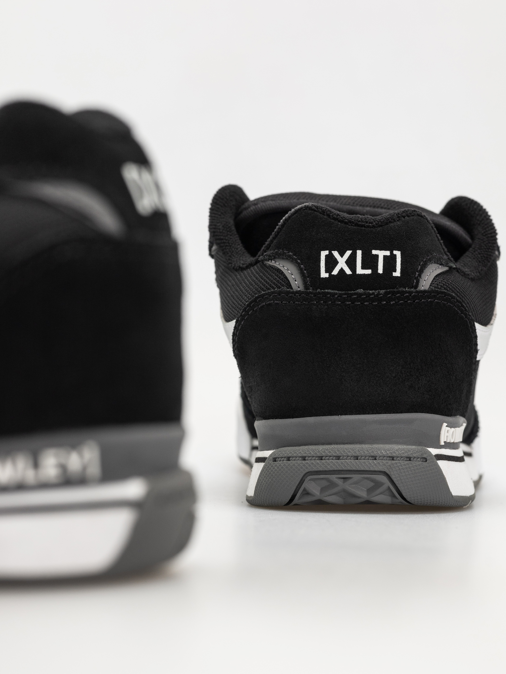 Обувки Vans Rowley Xlt (black/white)