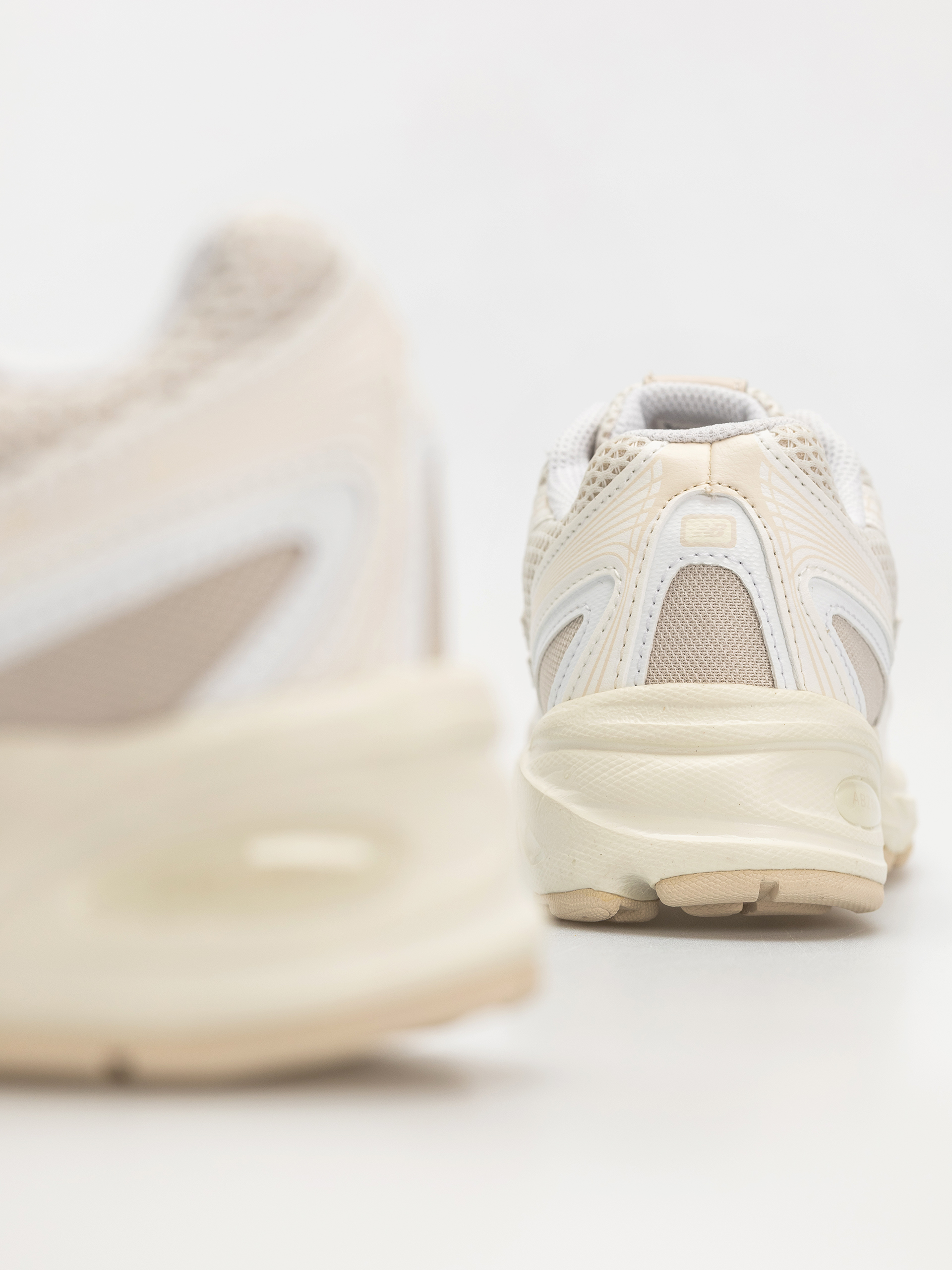 Обувки New Balance 740 JR (sea salt)