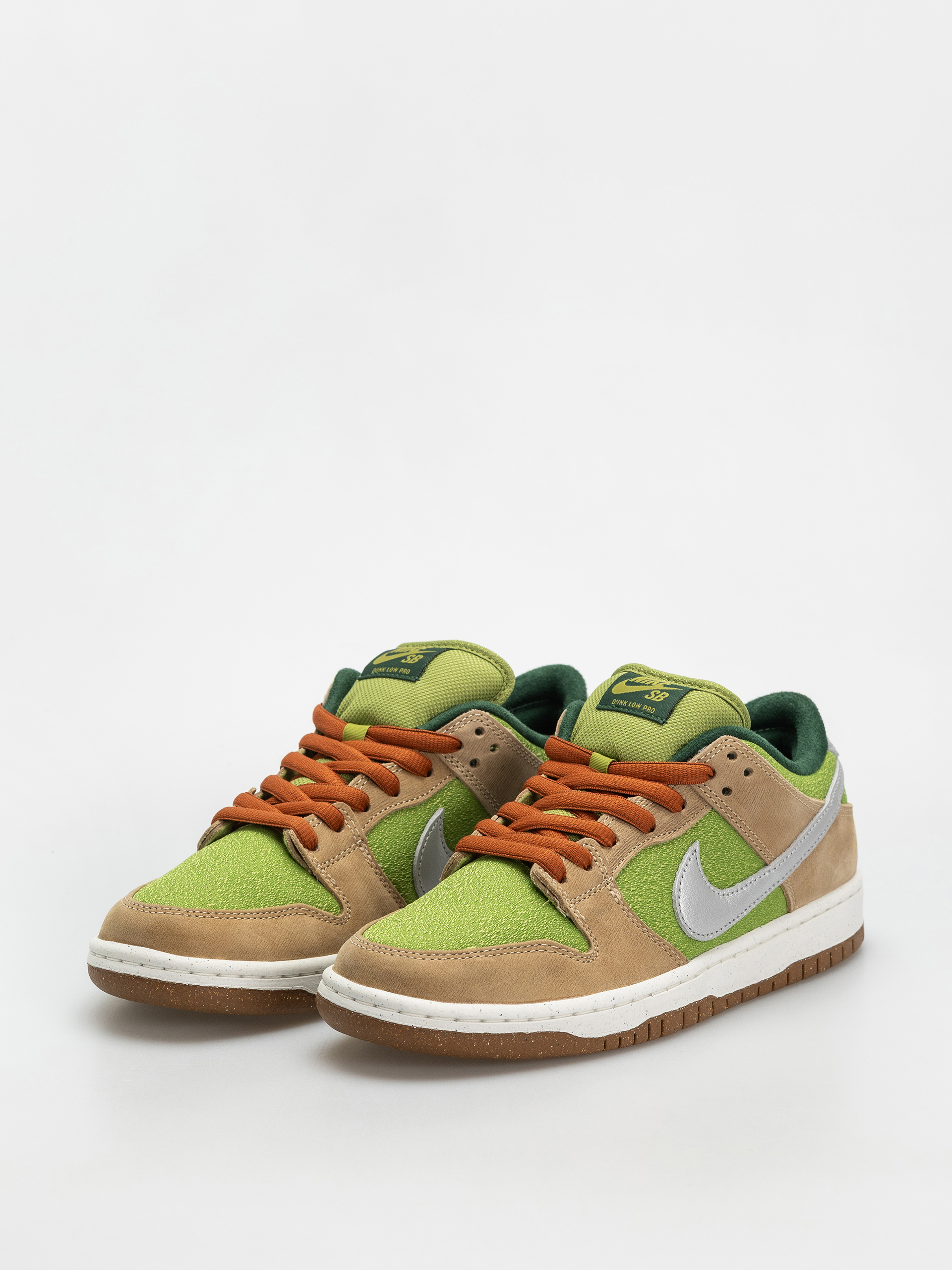 Обувки Nike SB Dunk Low Pro Wc (sesame/metallic silver pear fir)