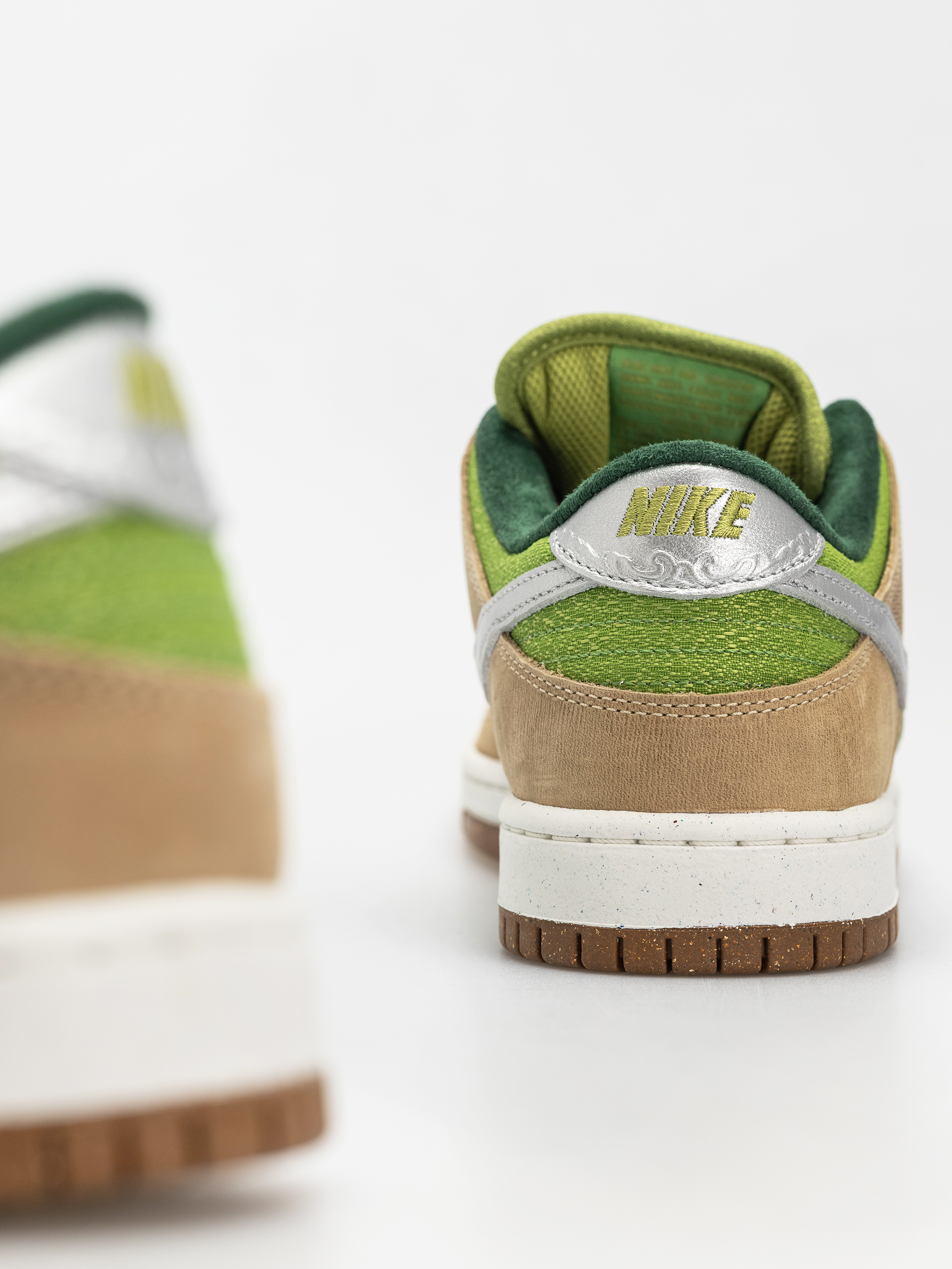 Обувки Nike SB Dunk Low Pro Wc (sesame/metallic silver pear fir)