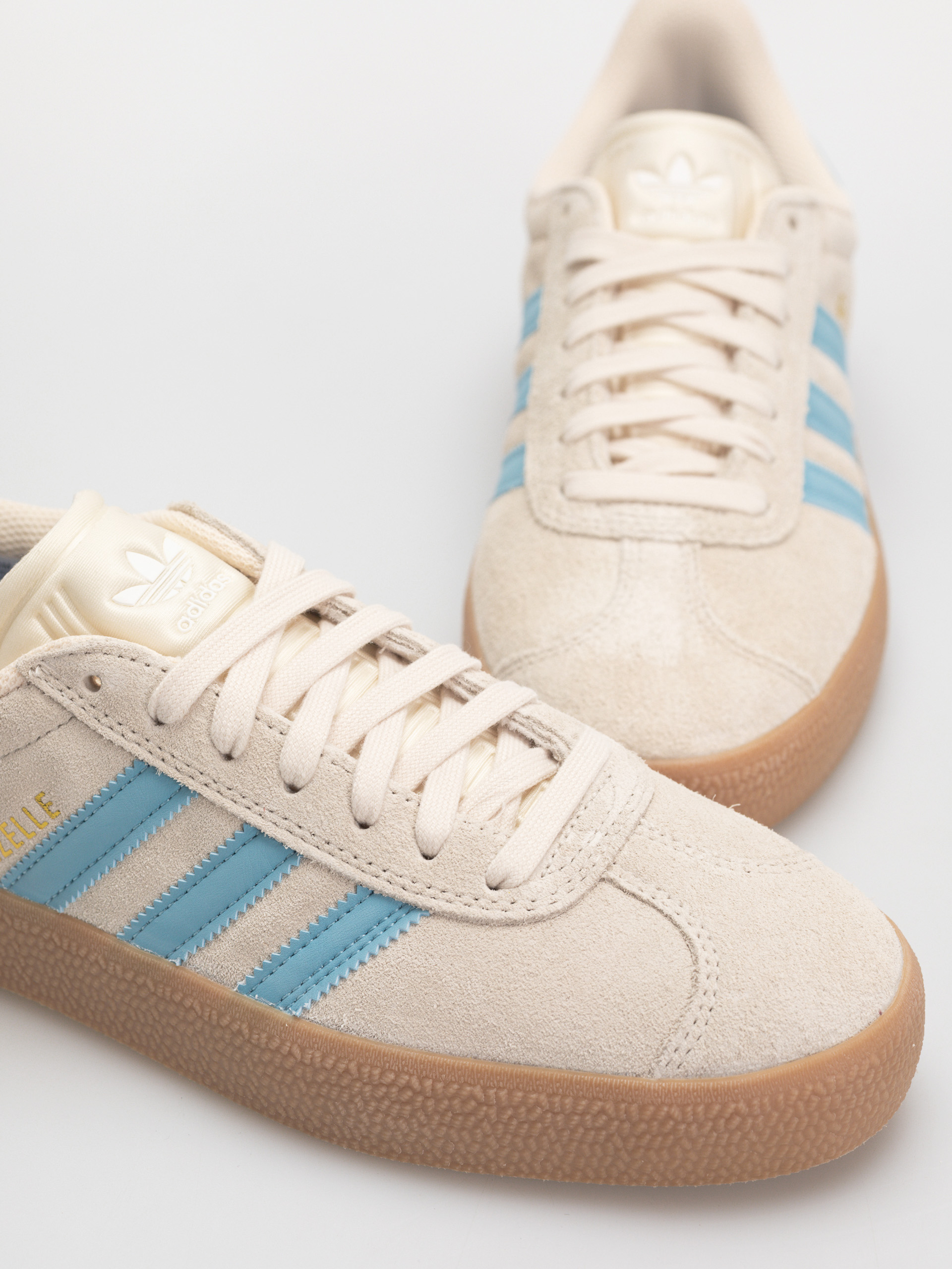 Обувки adidas Gazelle Adv (wonwhi/preblu/gum4)