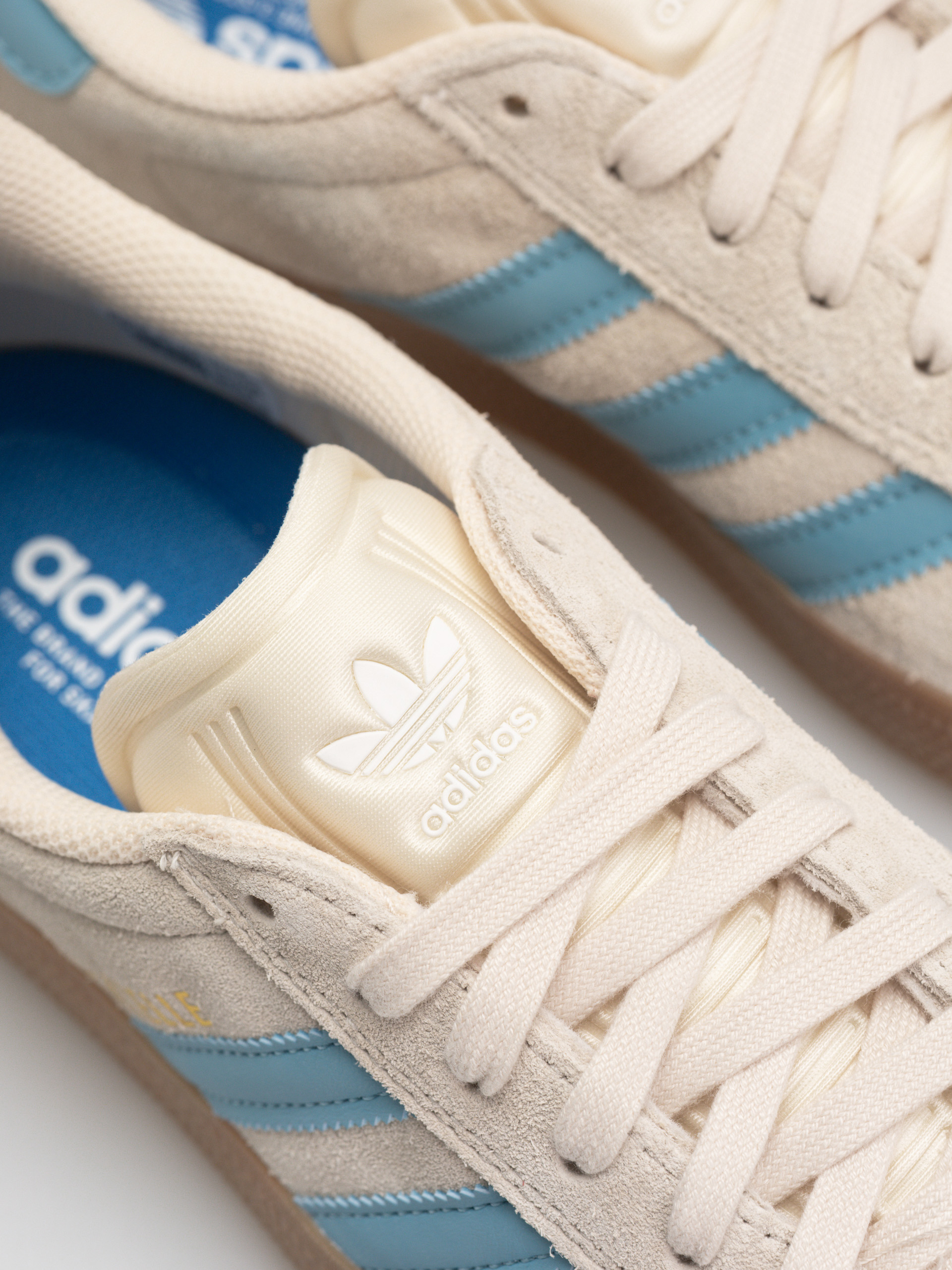 Обувки adidas Gazelle Adv (wonwhi/preblu/gum4)