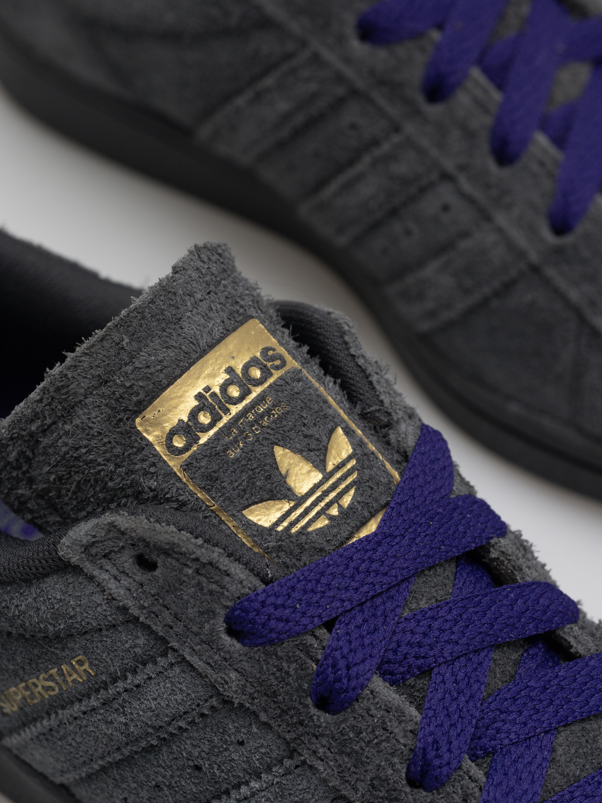 Обувки adidas Superstar Adv (carbon/carbon/cpurpl)