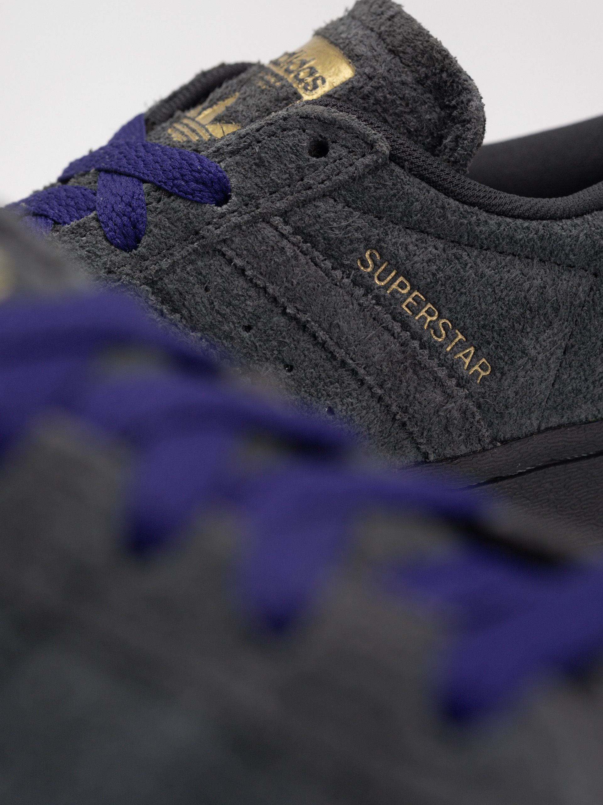 Обувки adidas Superstar Adv (carbon/carbon/cpurpl)