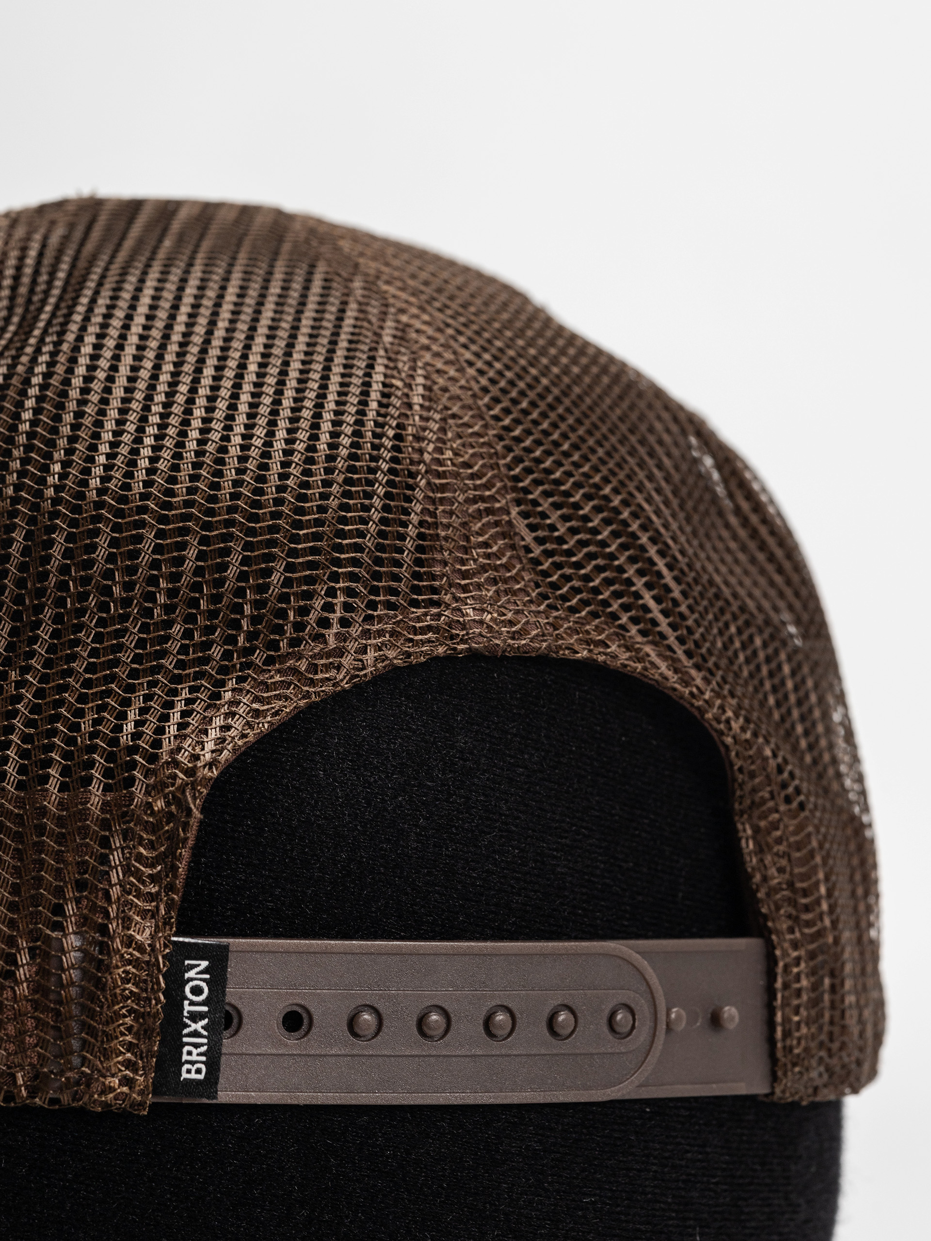 Шапка с козирка Brixton Out After Dark Np Trucker H Wmn (pinecone brown/whitecap)