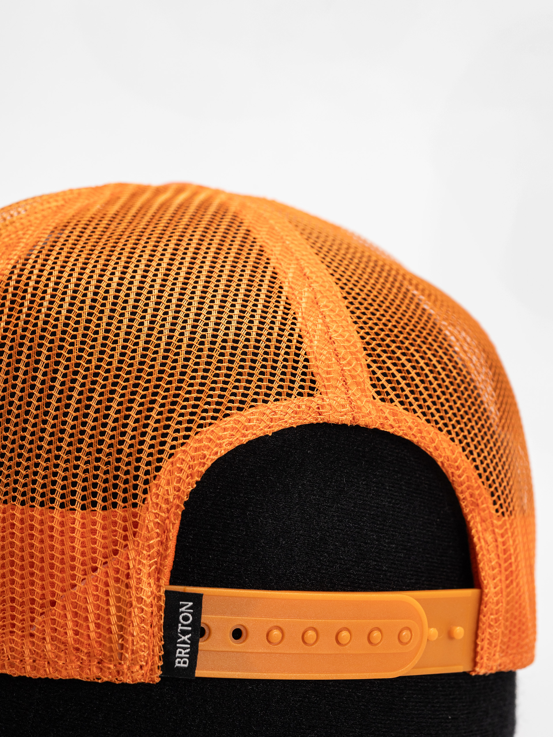 Шапка с козирка Brixton Out After Dark Np Trucker H Wmn (tangerine/off white)