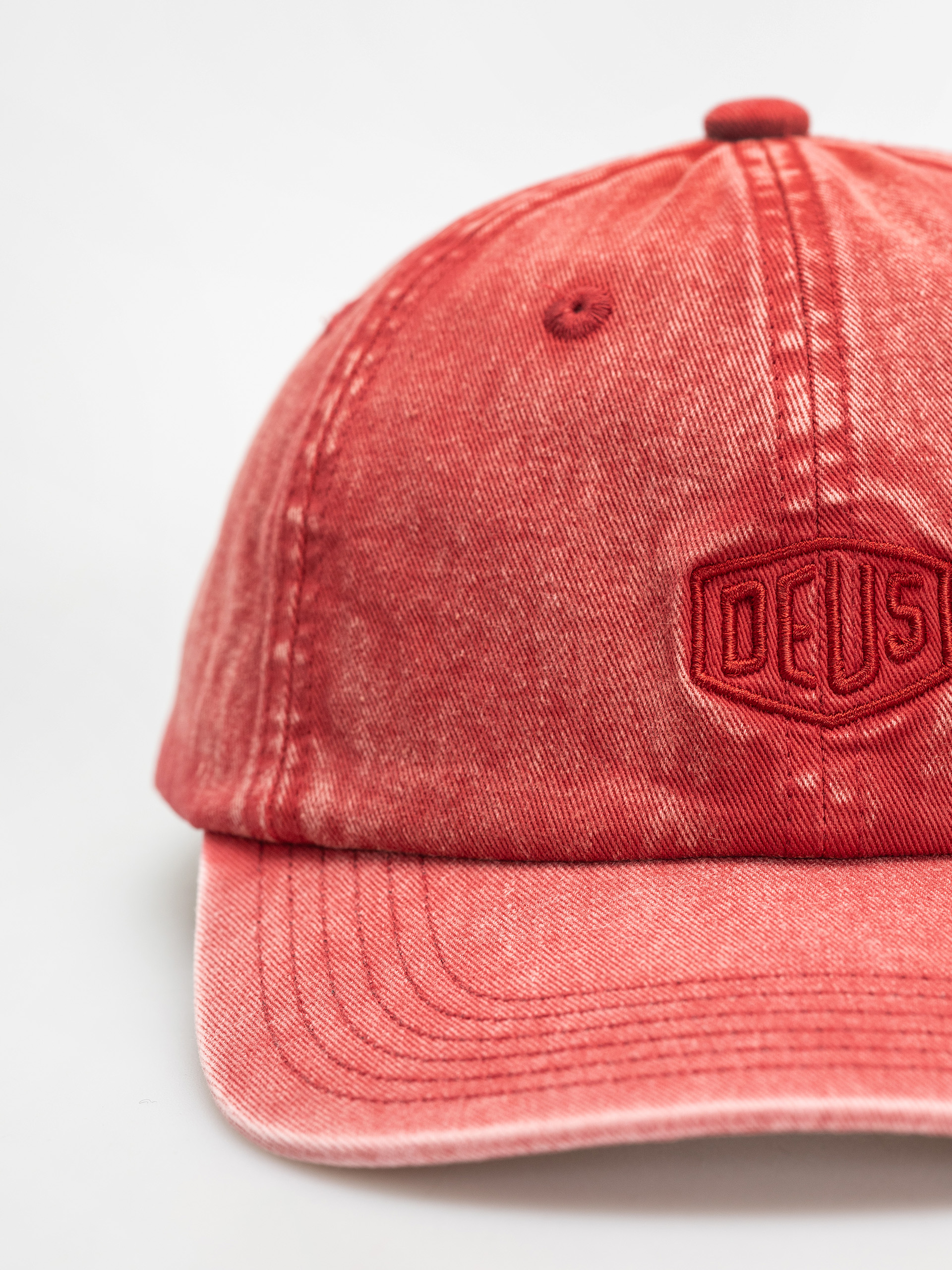 Шапка с козирка Deus Ex Machina Shield Garment Dyed Dad Cap (lava falls red)