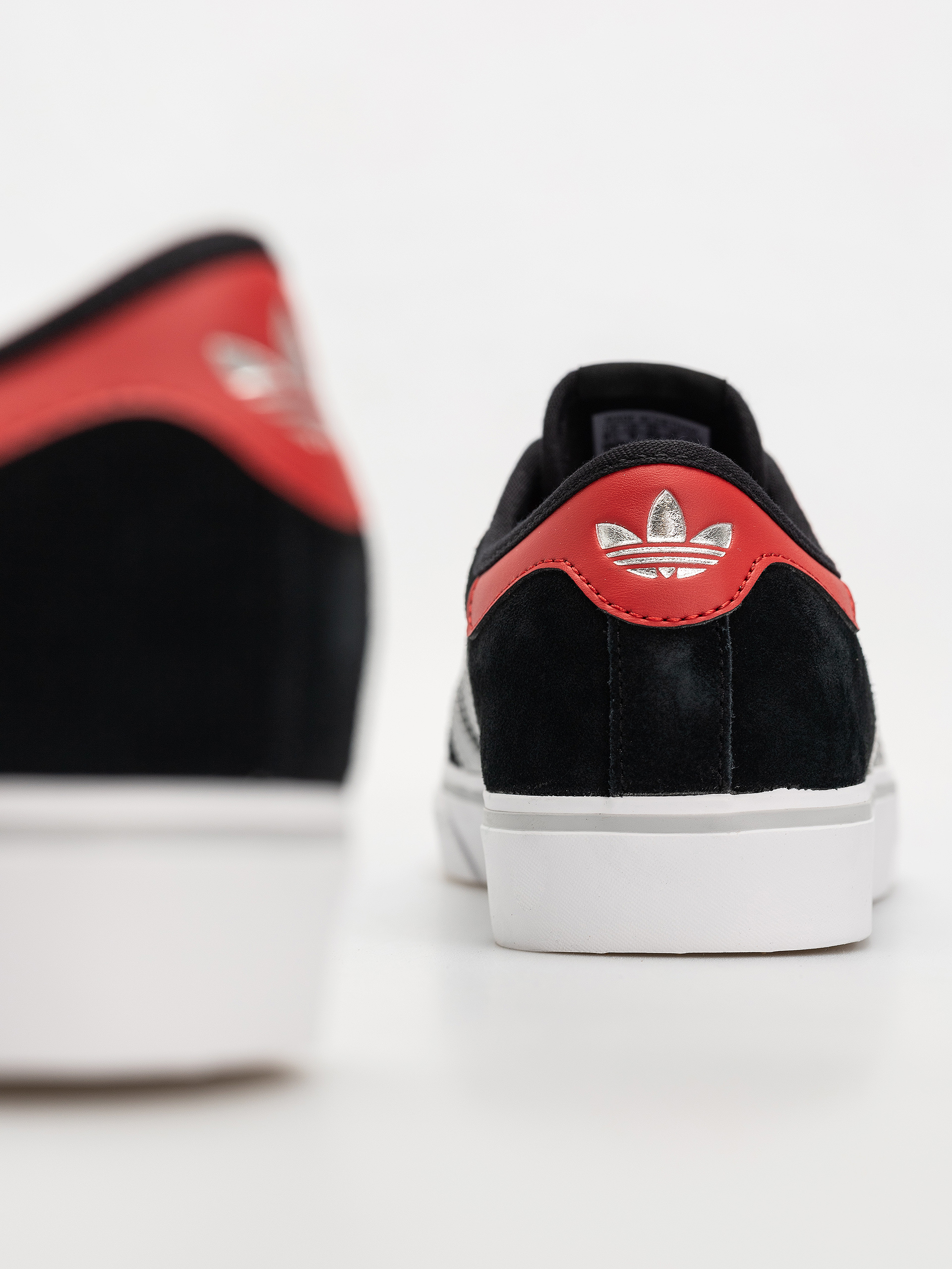 Обувки adidas Adi Ease (cblack/silvmt/betsca)