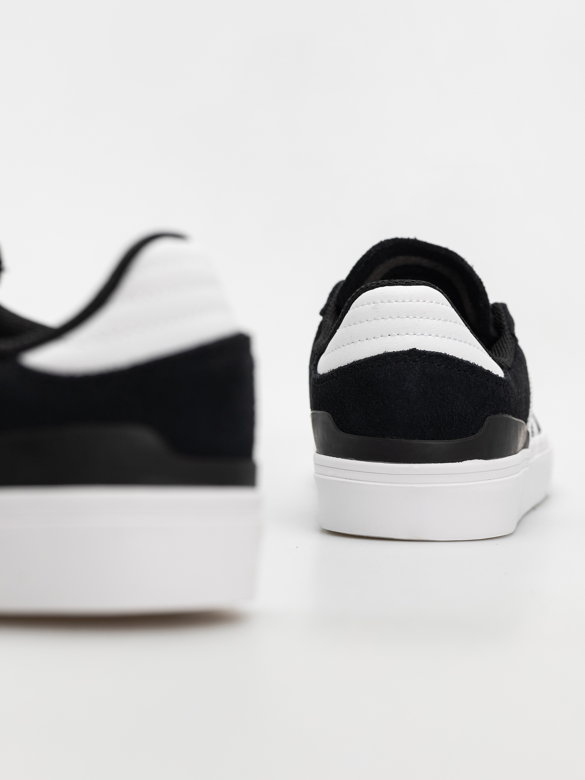 Обувки adidas Busenitz Vulc II (cblack/ftwwht/gum4)