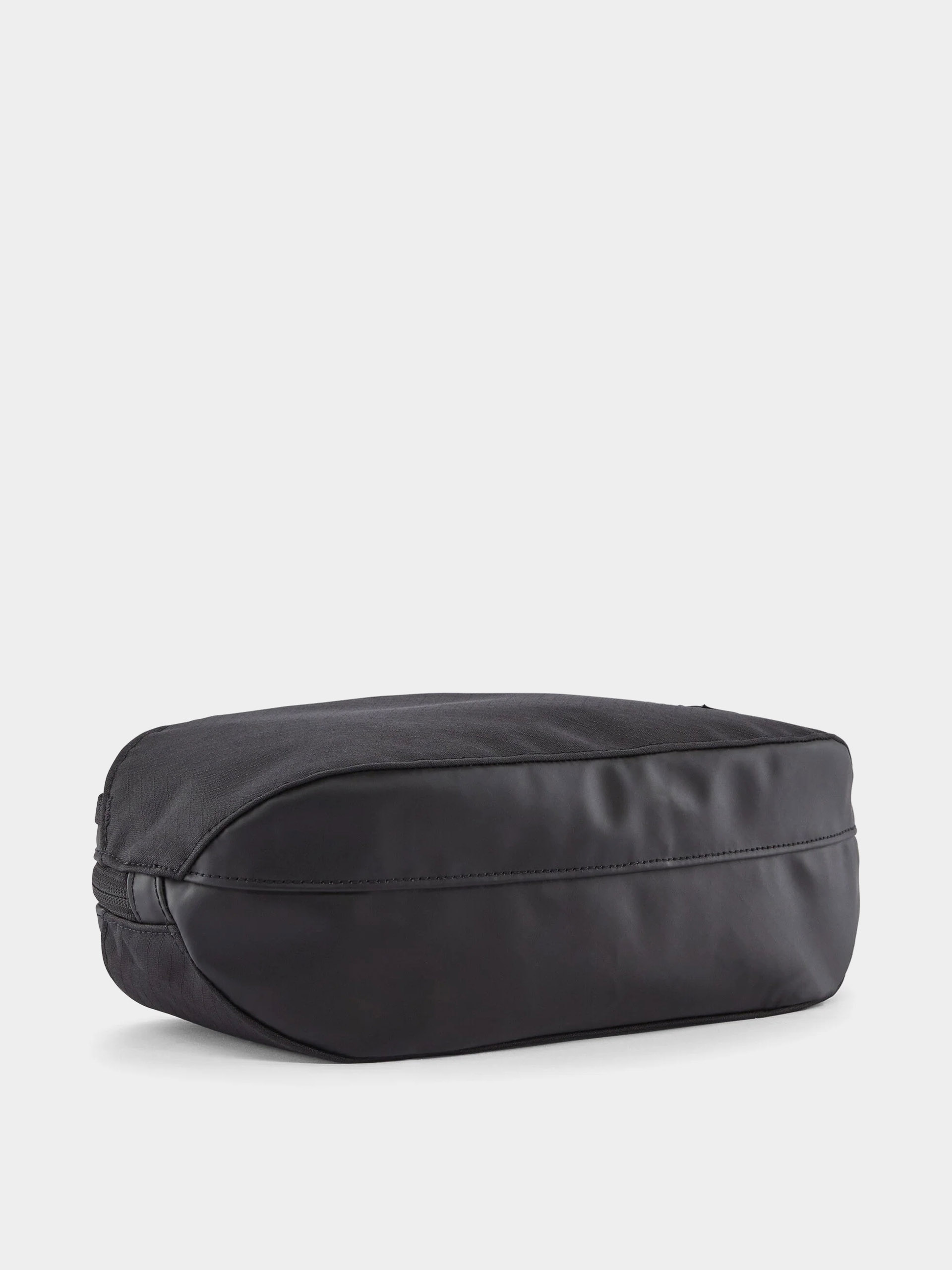 Козметична чантичка Patagonia Black Hole Cube 3L (black w/black)