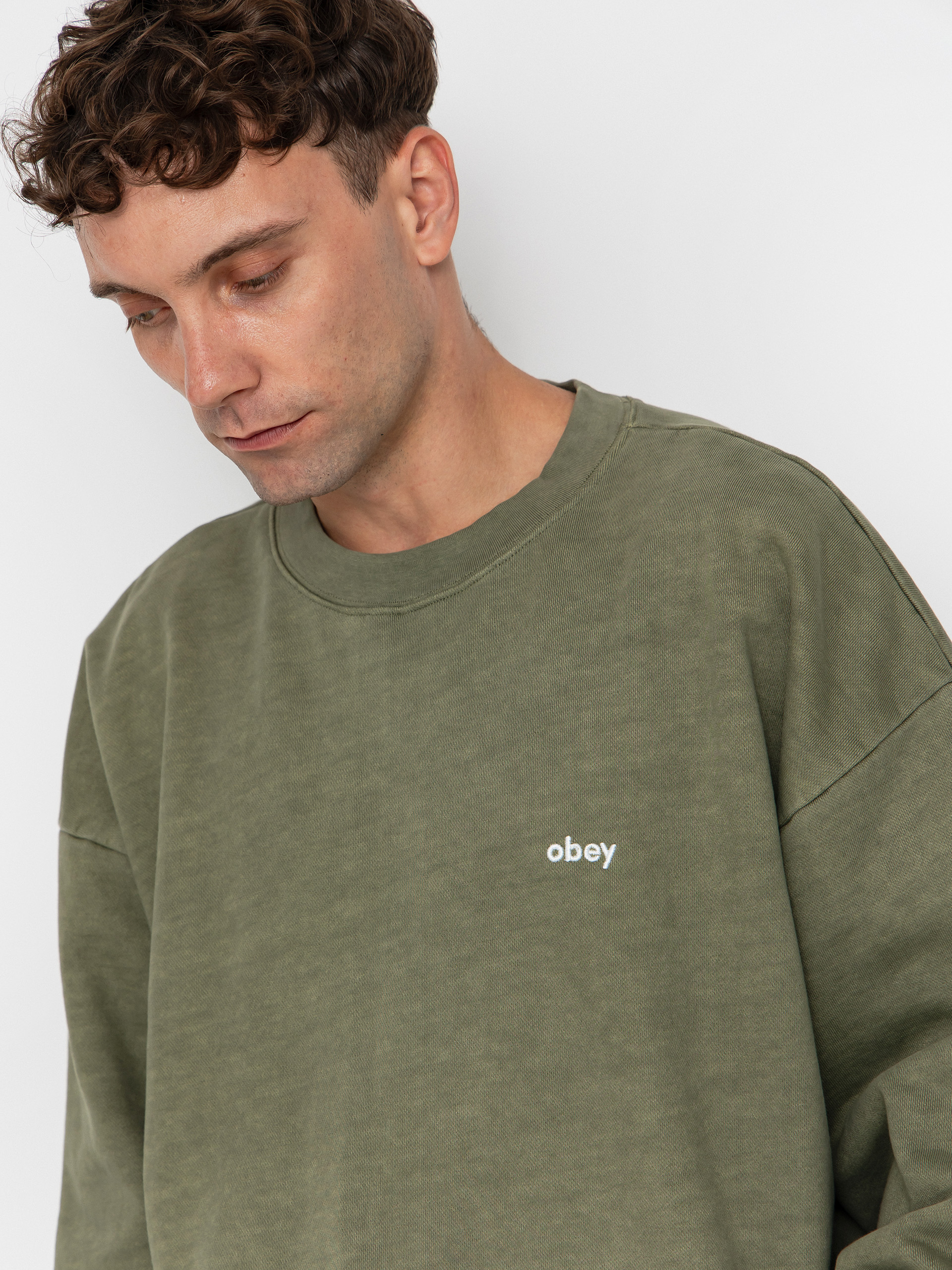 Суитшърт OBEY Lowercase Pigment Crew (pigment deep lichen green)