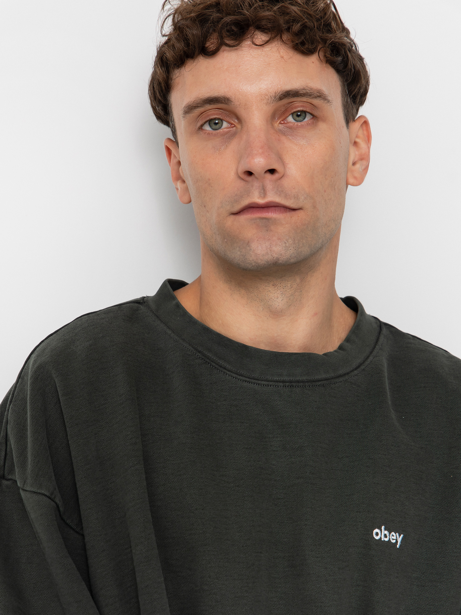 Суитшърт OBEY Lowercase Pigment Crew (pigment pirate black)