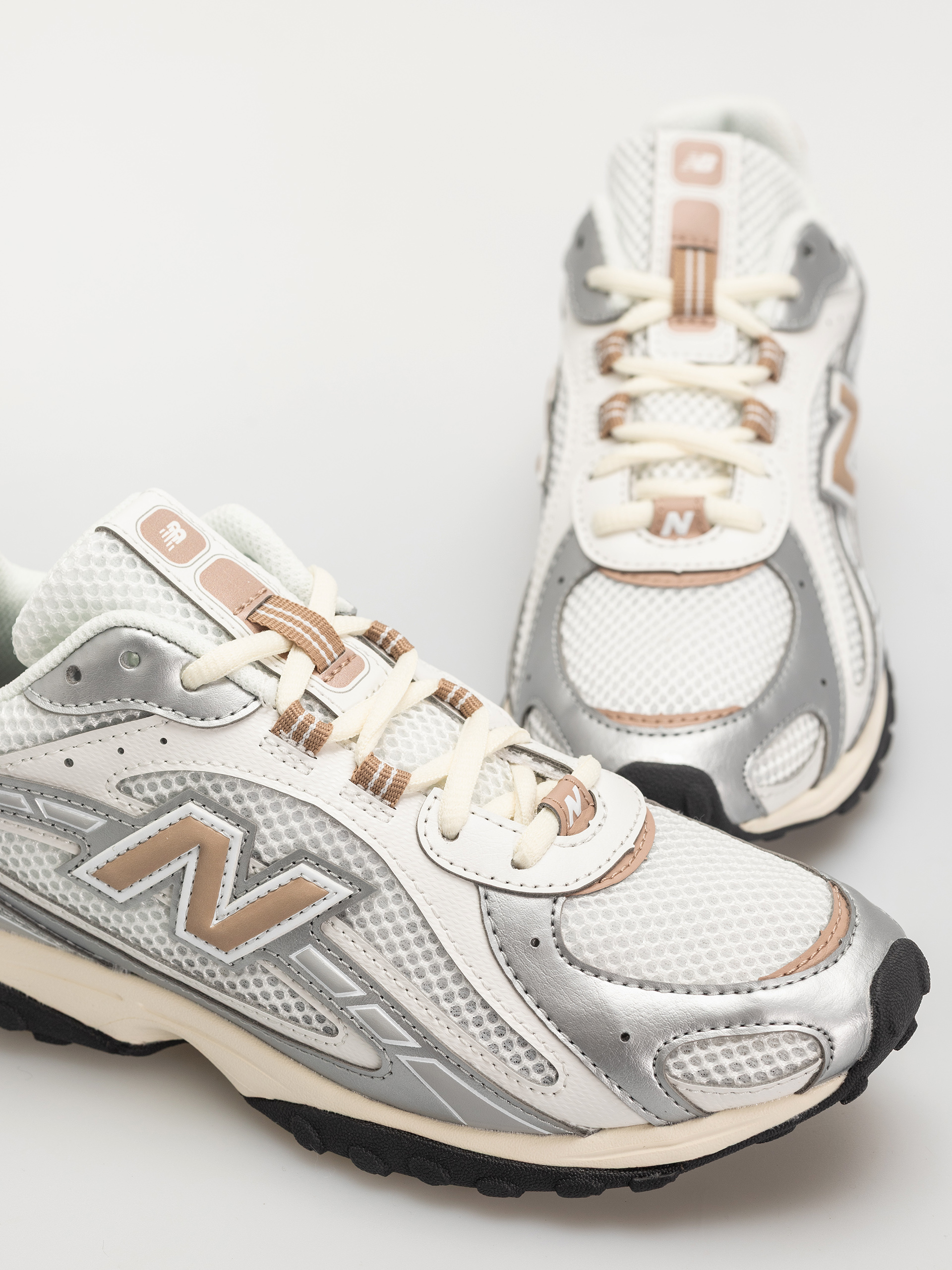 Обувки New Balance 204 (silver metallic)