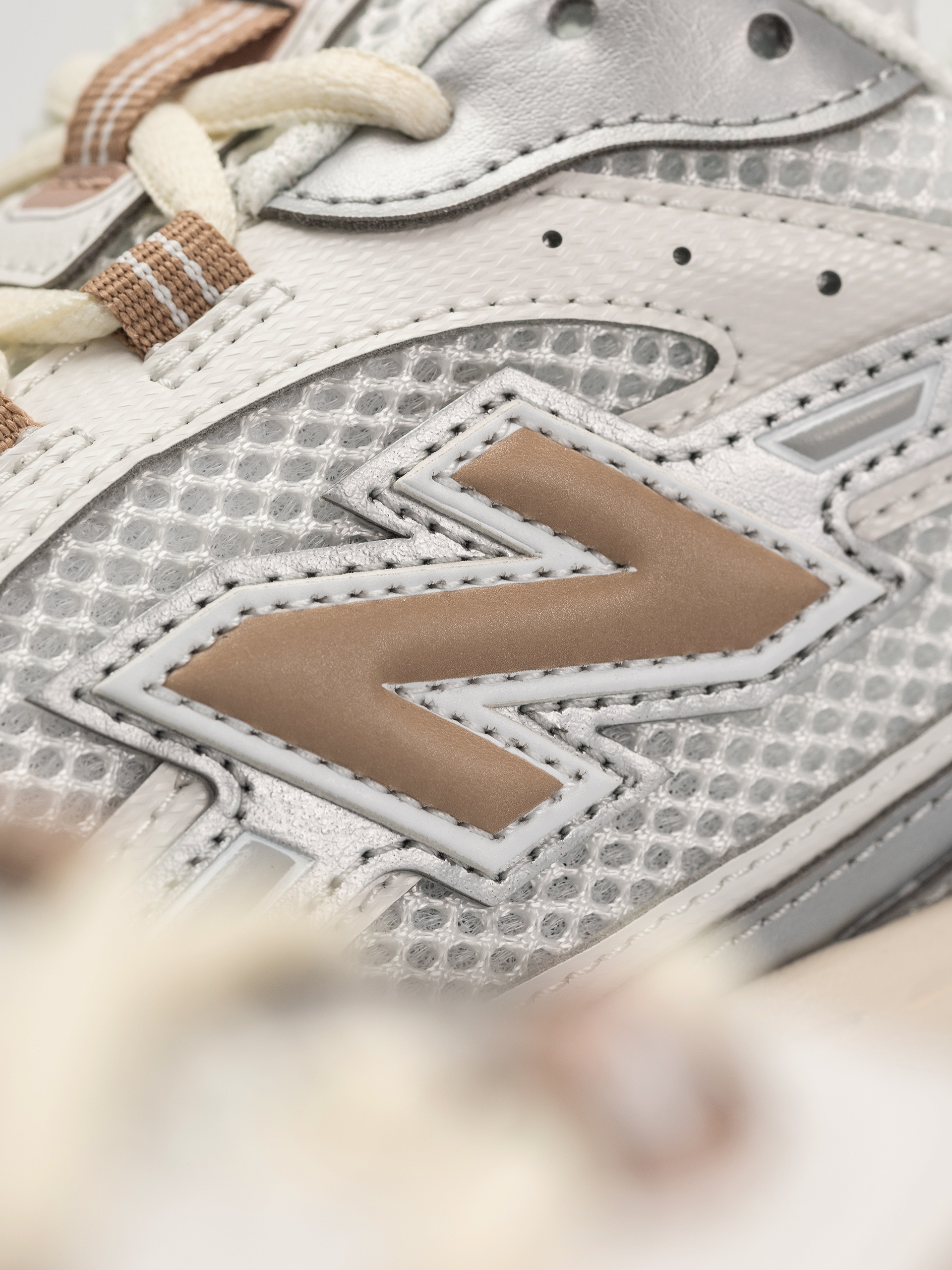 Обувки New Balance 204 (silver metallic)