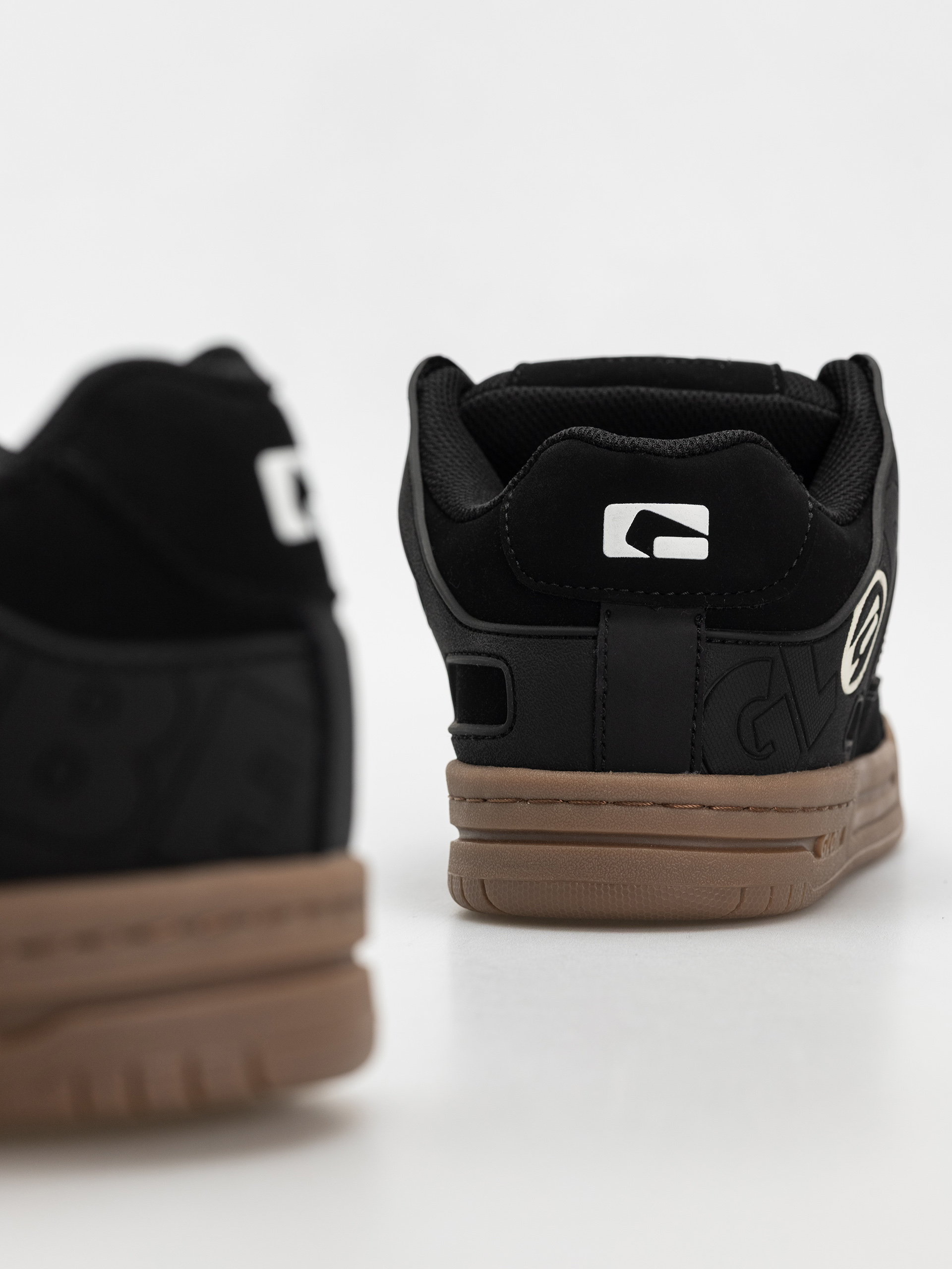 Обувки Globe Tilt (onyx/gum)