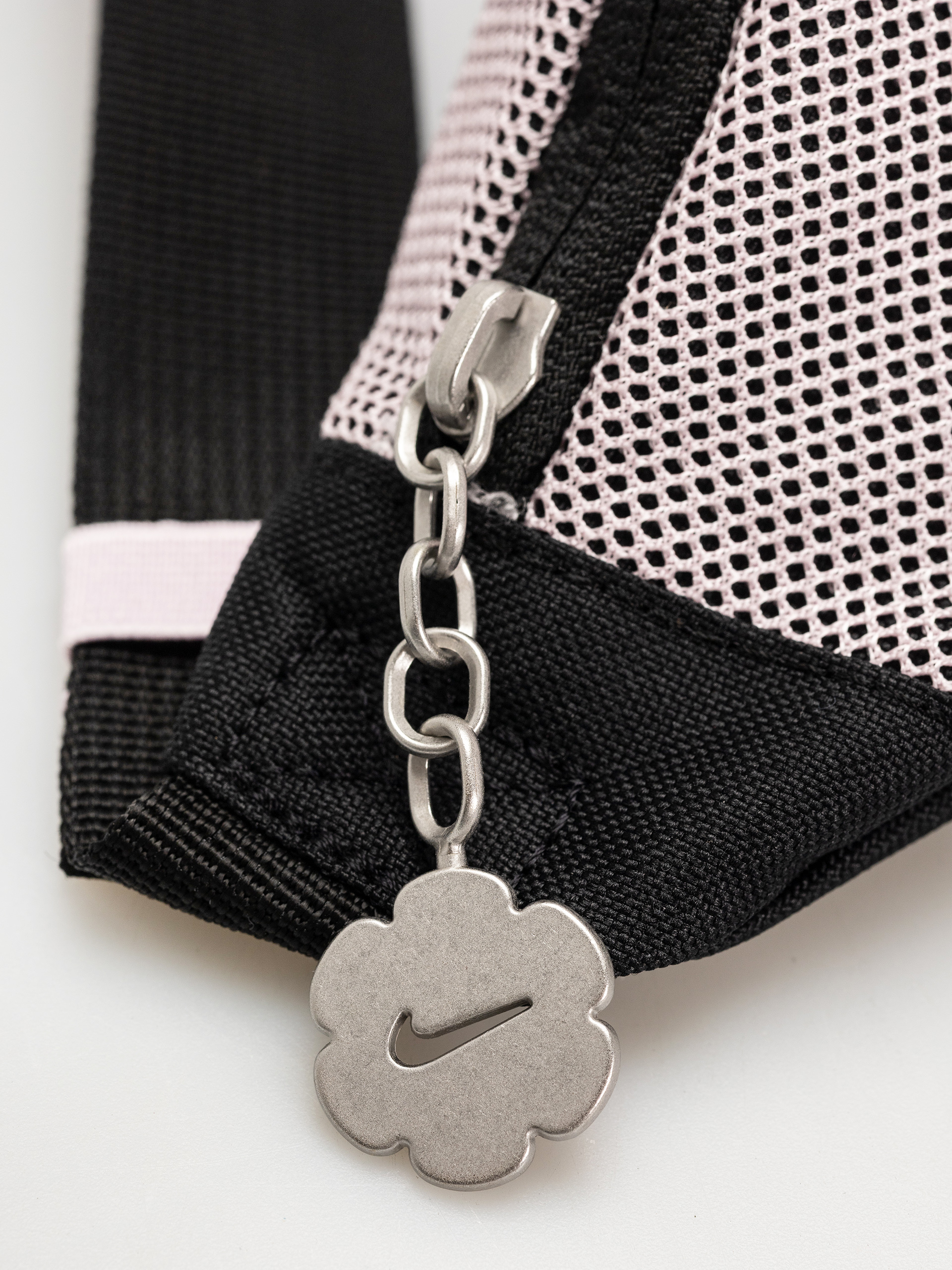Чантичка за кръст Nike SB Heritage SWDC (black/pink foam/metallic silver)