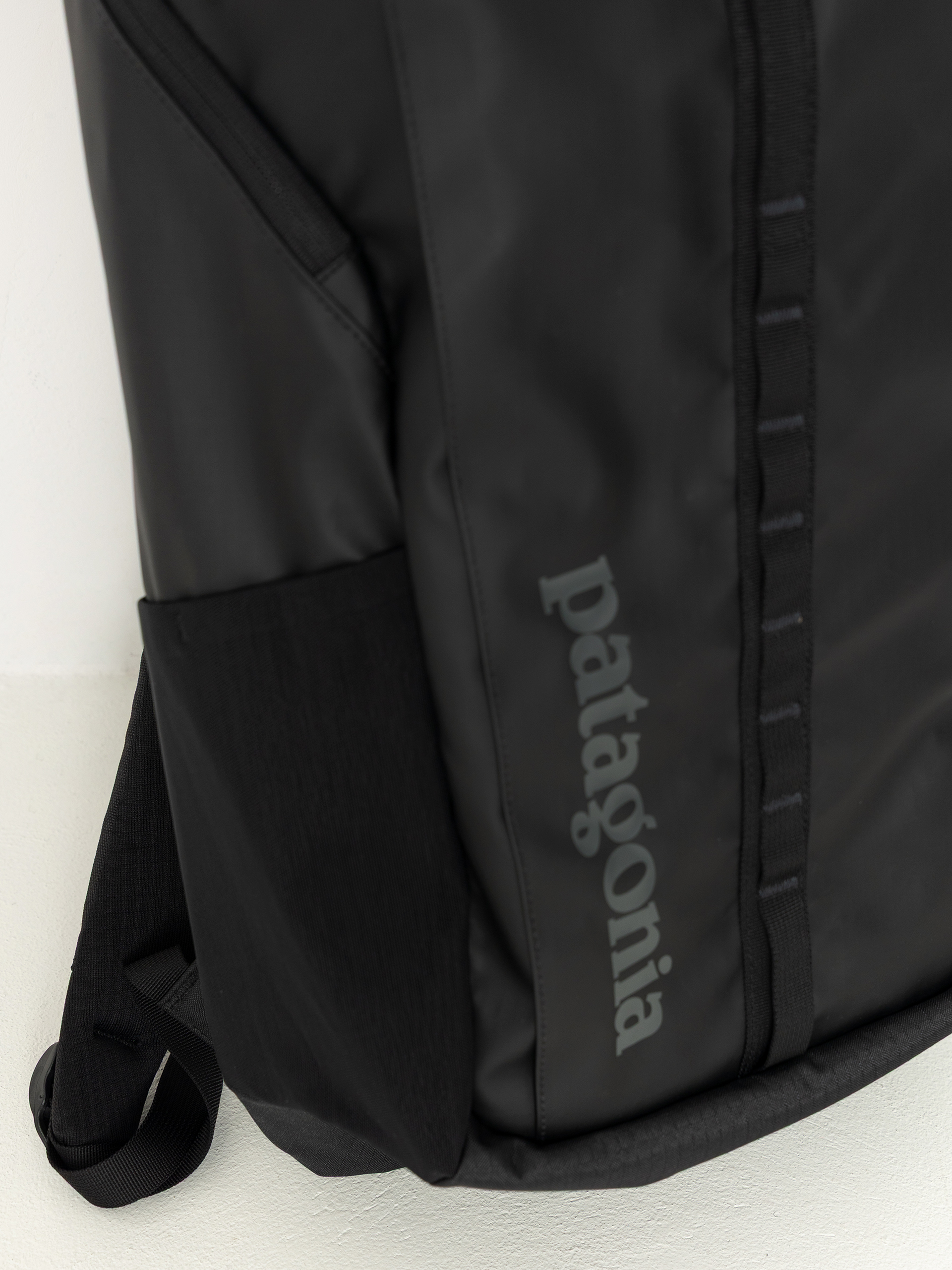 Раница Patagonia Black Hole Pack 25L (black w/black)