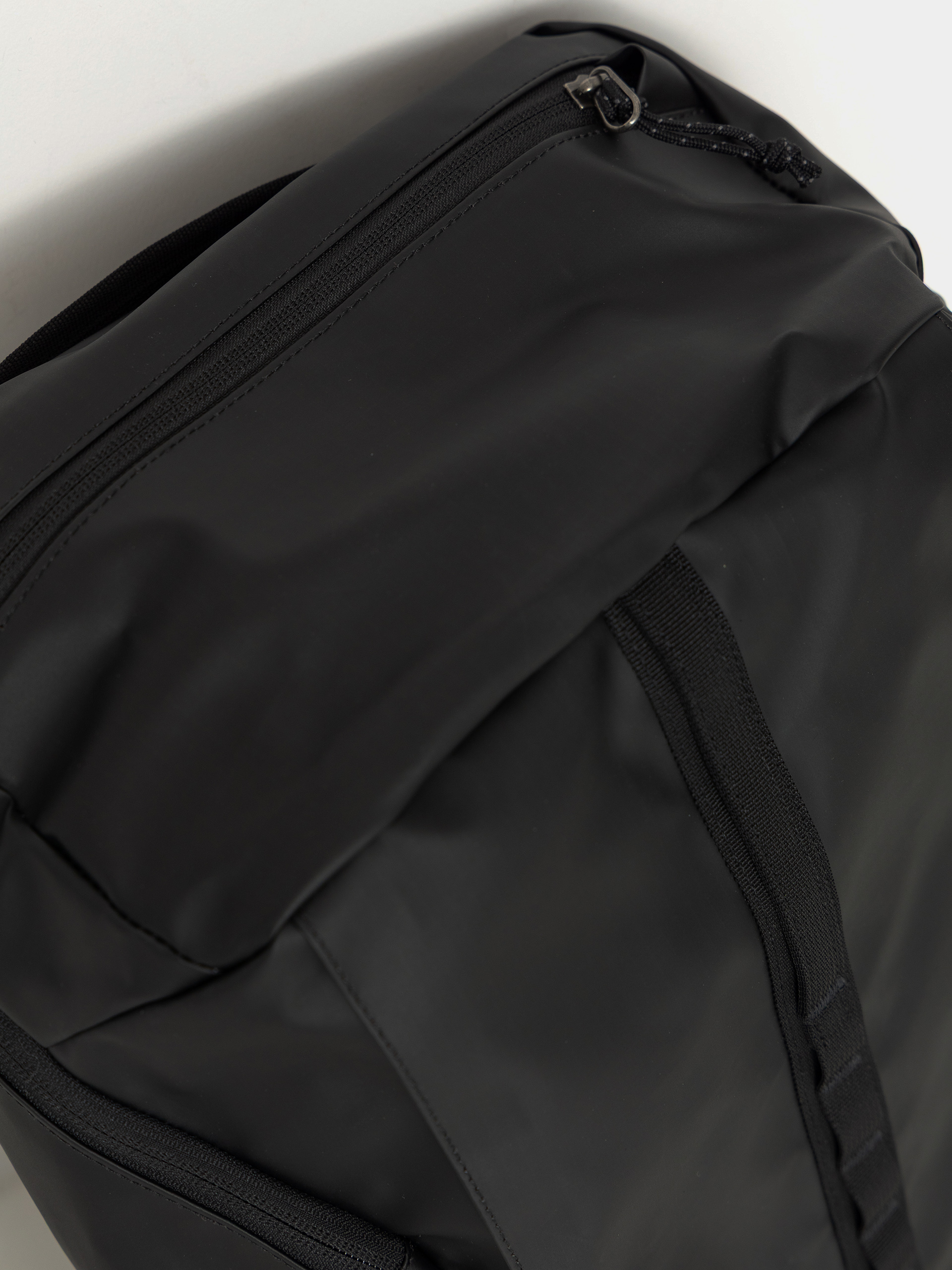 Раница Patagonia Black Hole Pack 25L (black w/black)