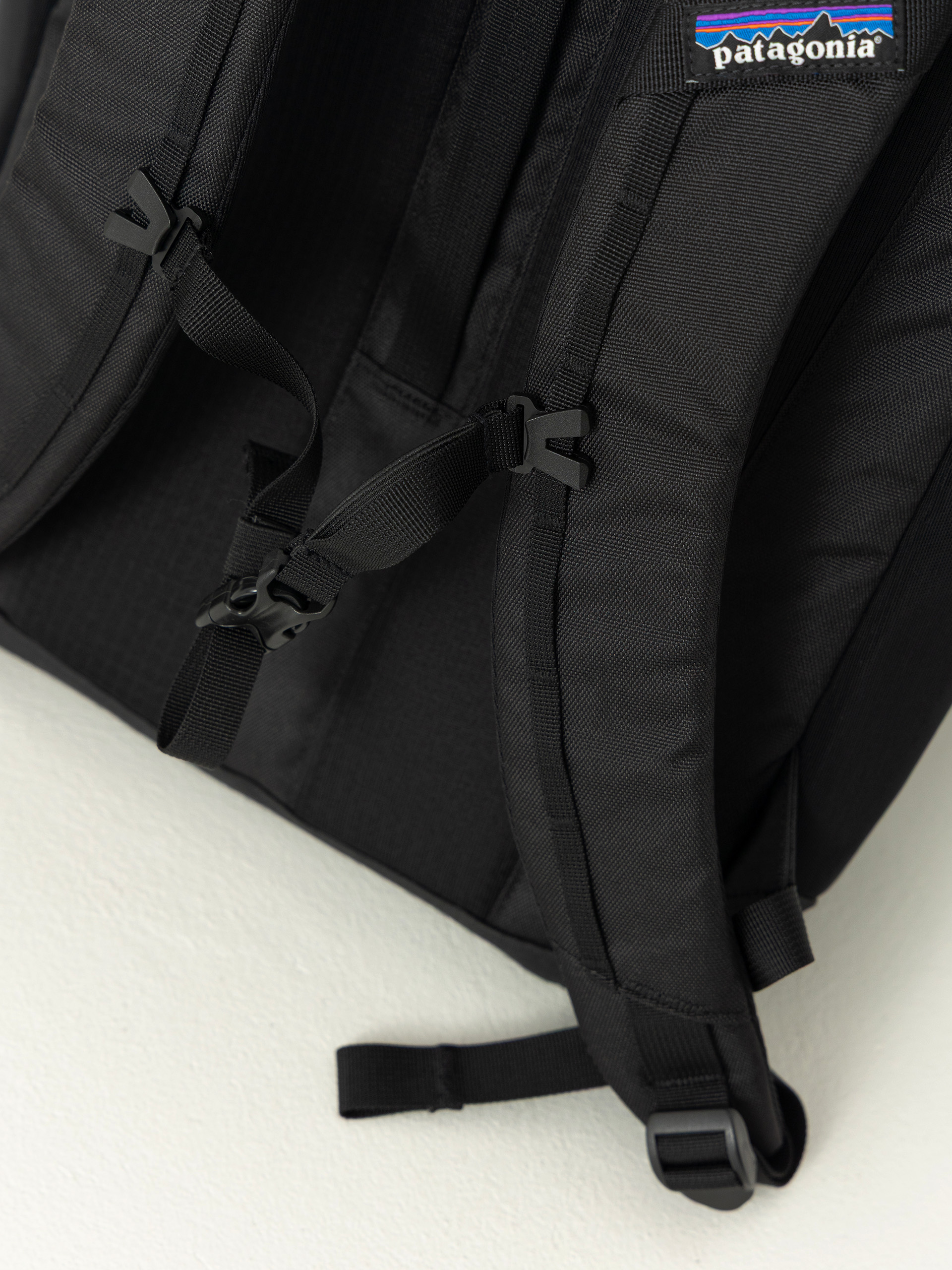 Раница Patagonia Black Hole Pack 25L (black w/black)