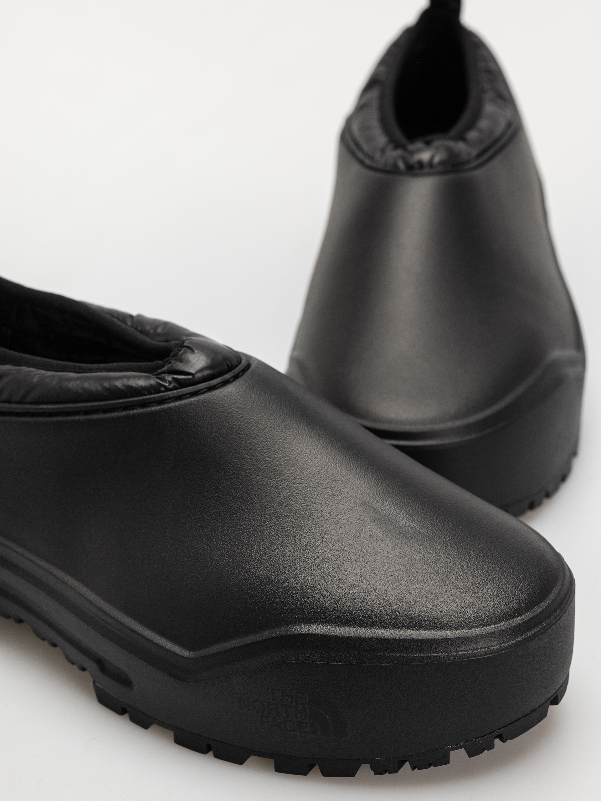 Обувки The North Face Base Camp Wp Mule (tnf black/tnf black)