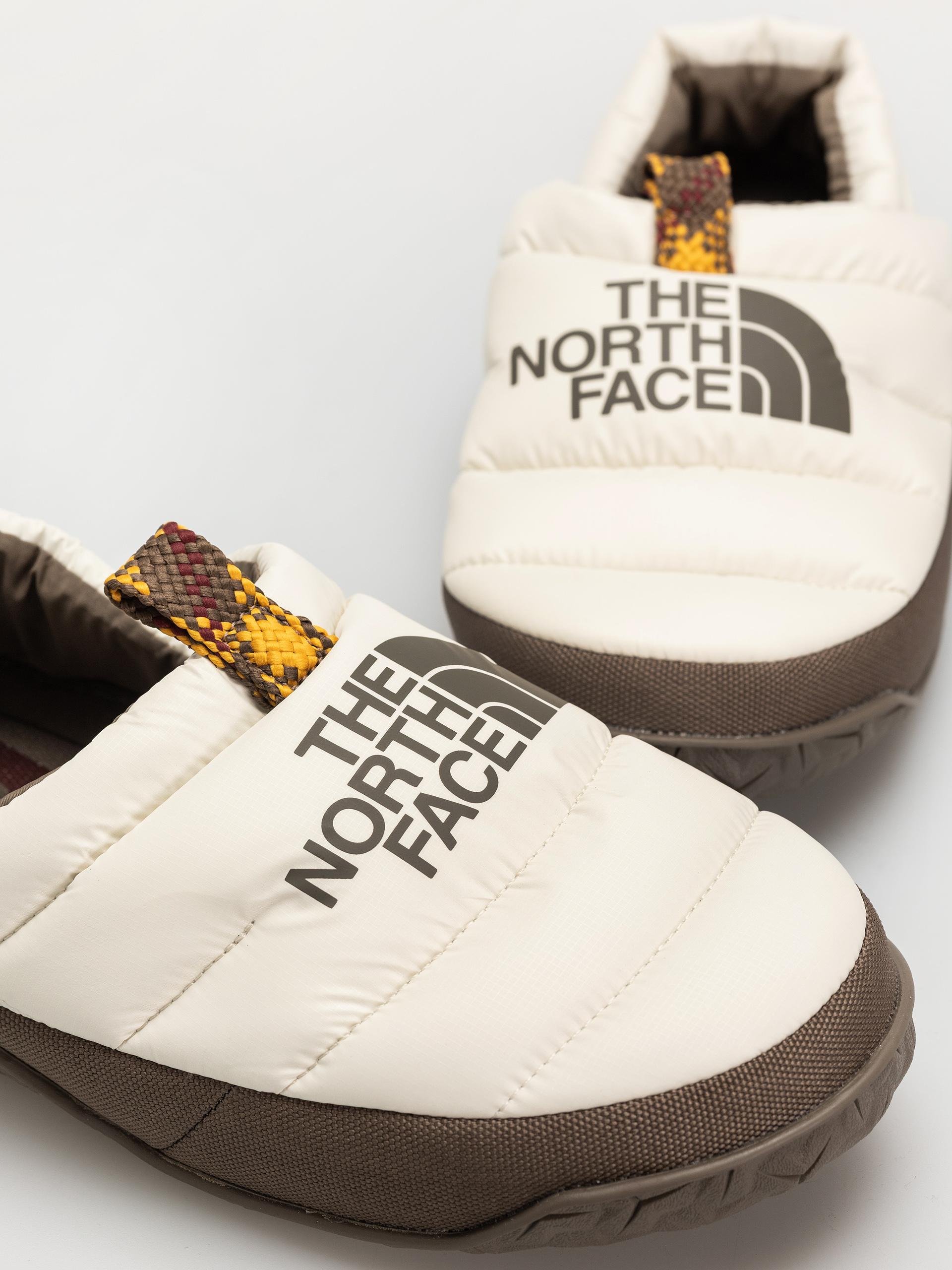 Обувки The North Face Nuptse Mule Wmn (white dune/mocha brown)
