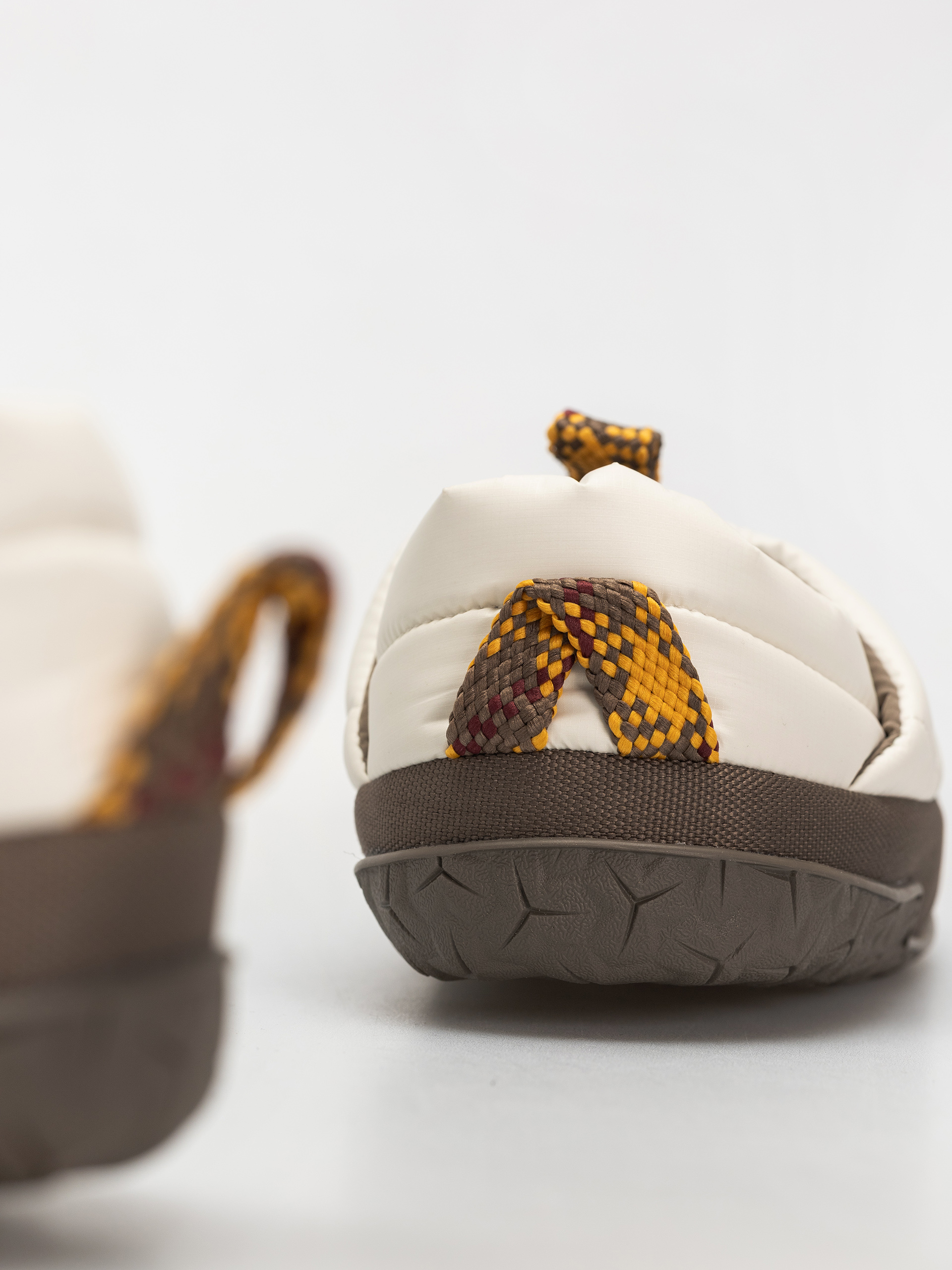 Обувки The North Face Nuptse Mule Wmn (white dune/mocha brown)