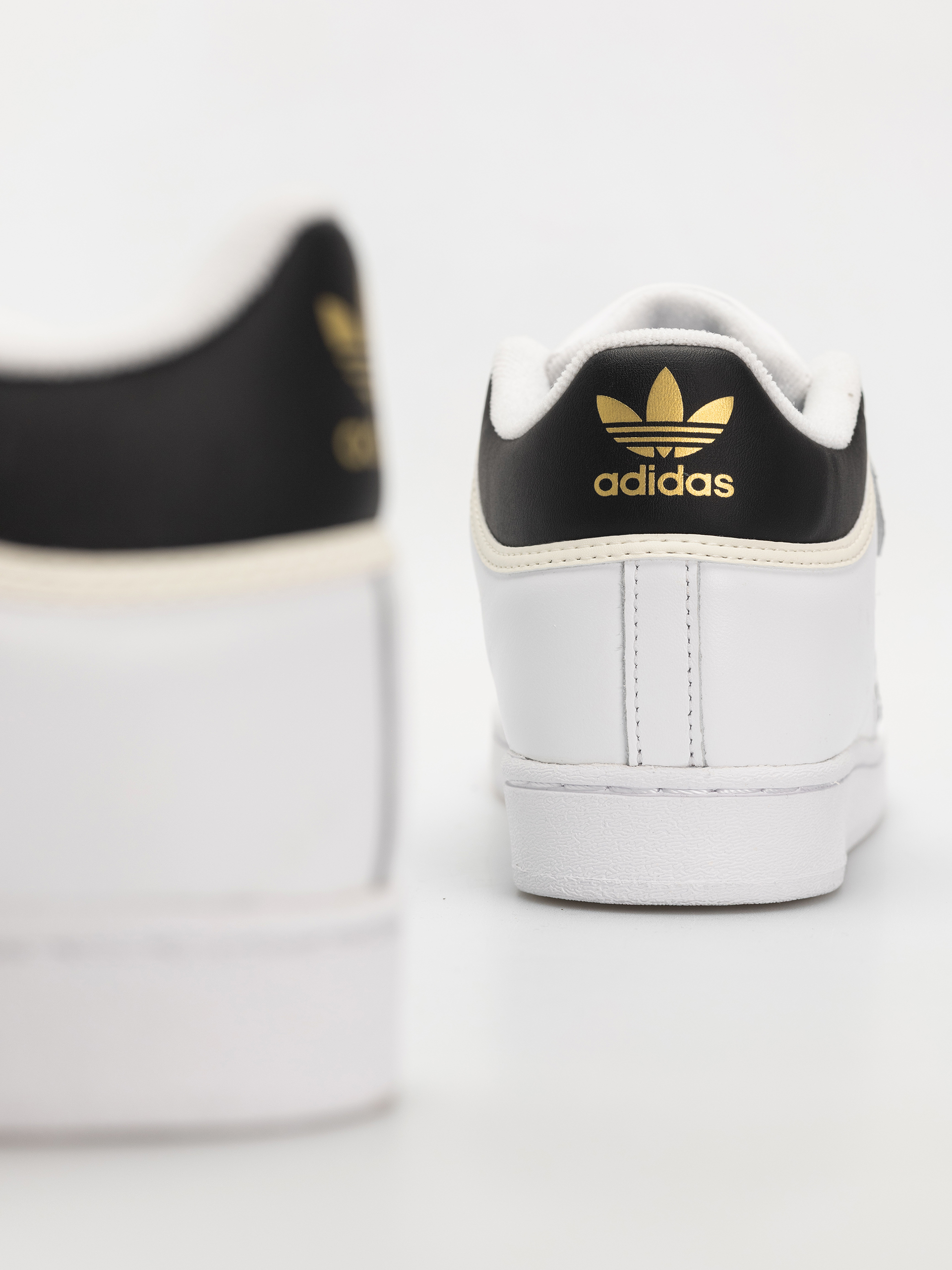 Обувки adidas Pro Shell Adv (ftwwht/cblack/goldmt)