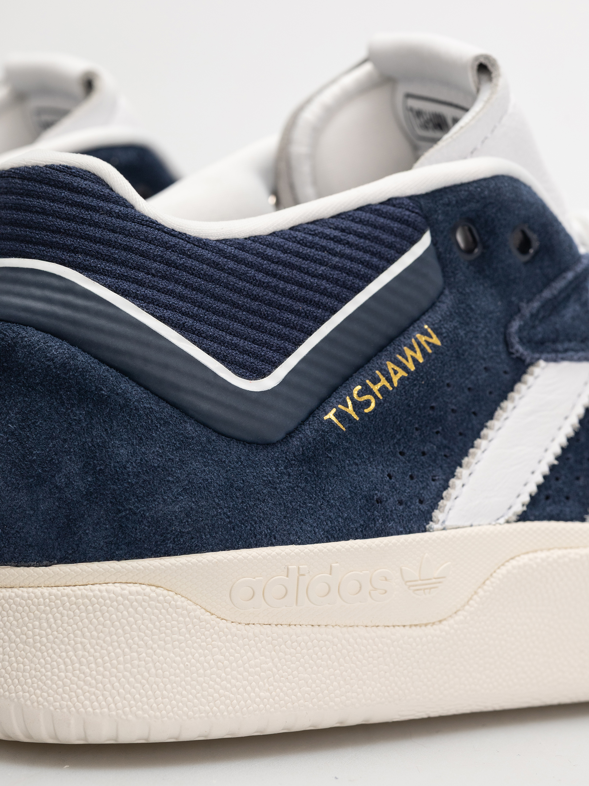 Обувки adidas Tyshawn (conavy/ftwwht/cwhite)