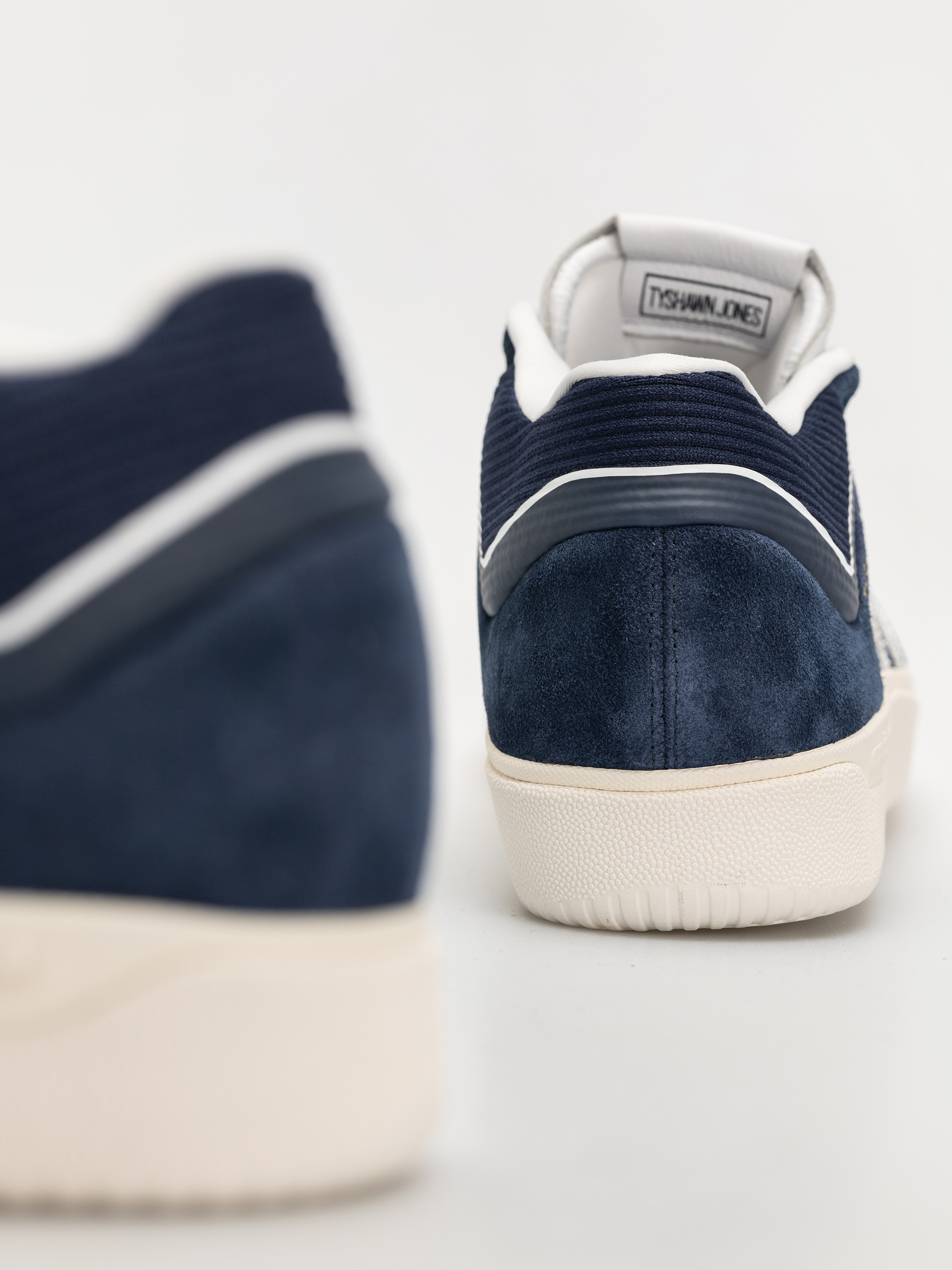 Обувки adidas Tyshawn (conavy/ftwwht/cwhite)