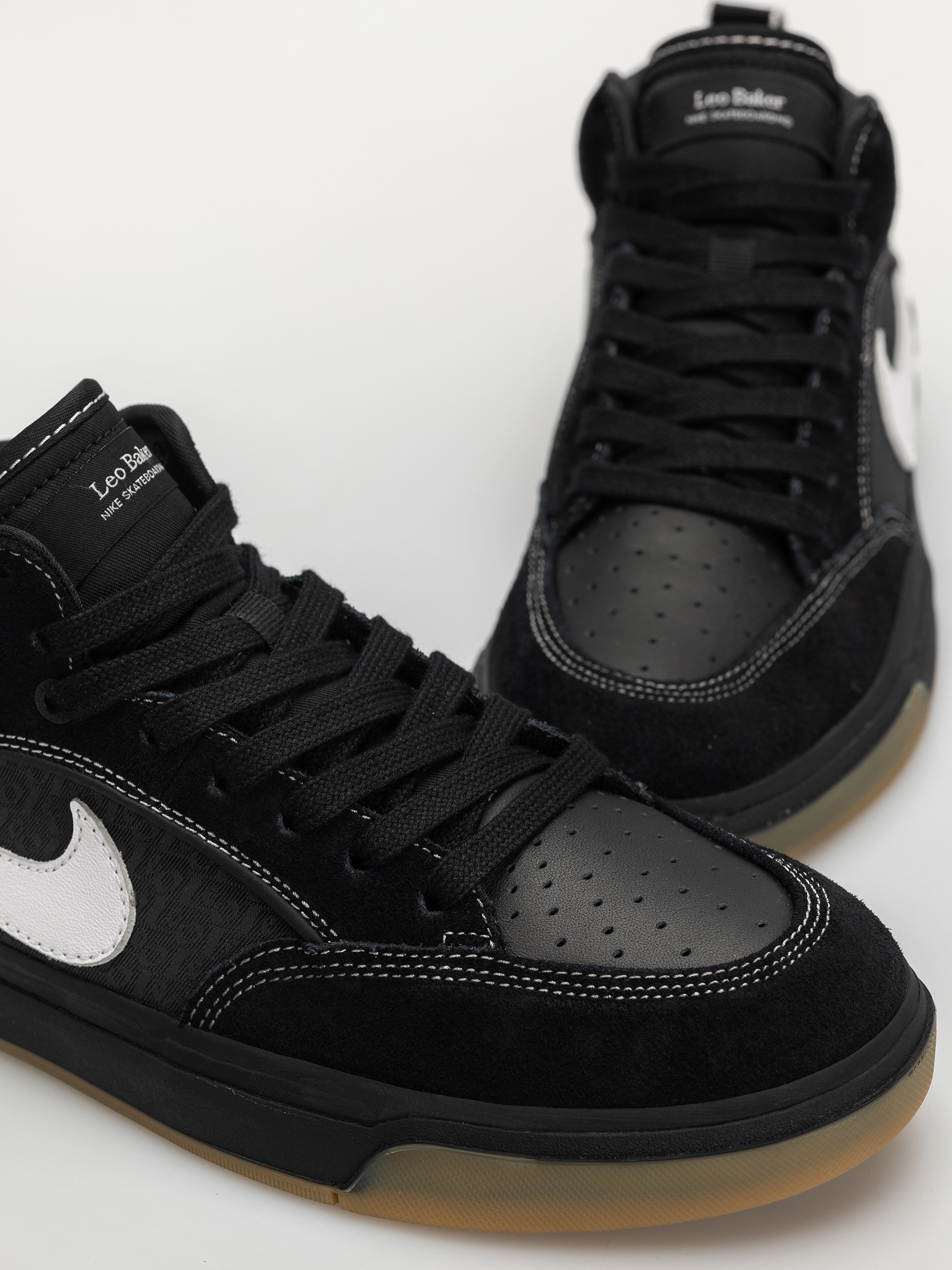 Обувки Nike SB React Leo (black/white black gum light brown)