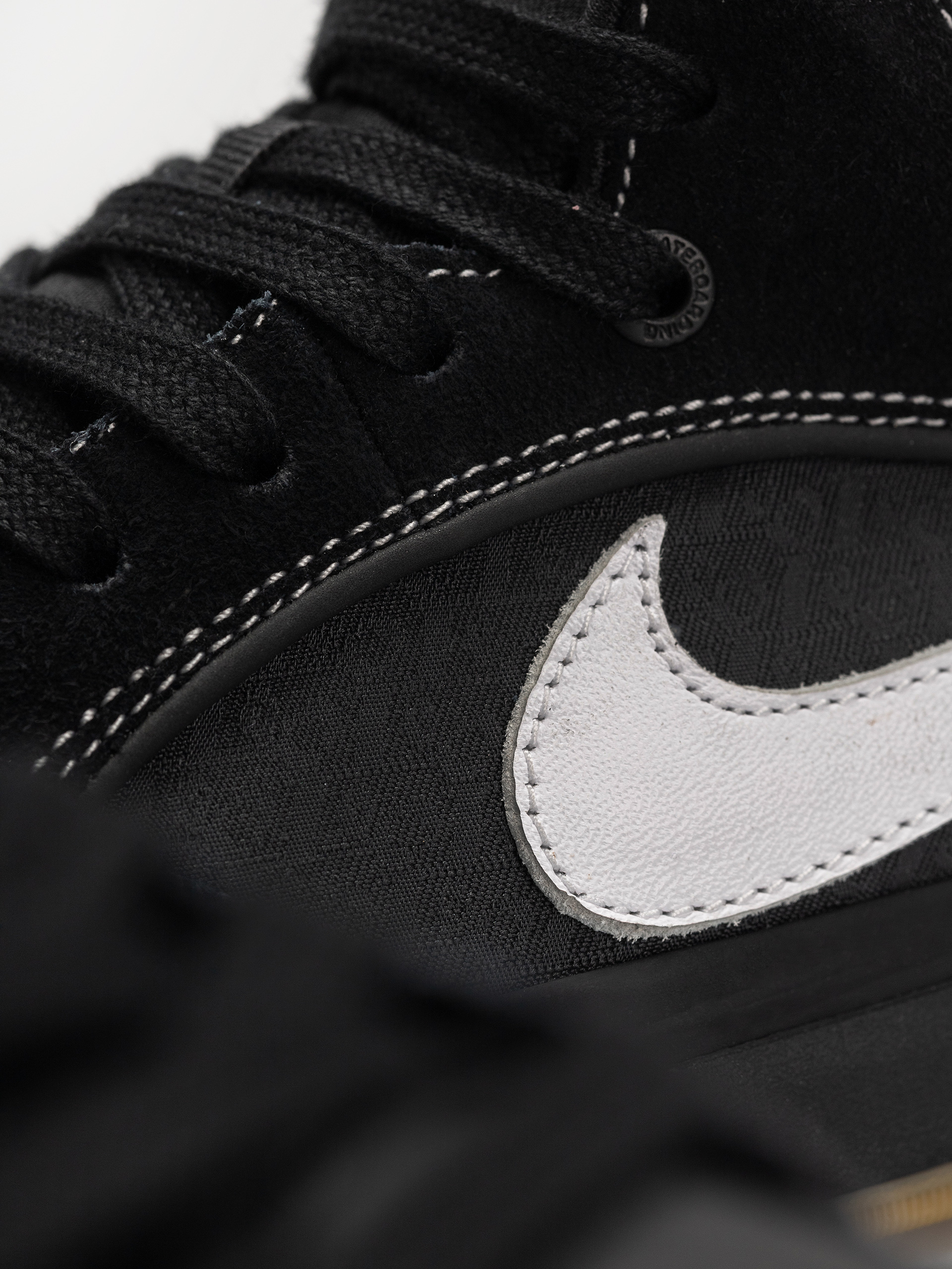 Обувки Nike SB React Leo (black/white black gum light brown)
