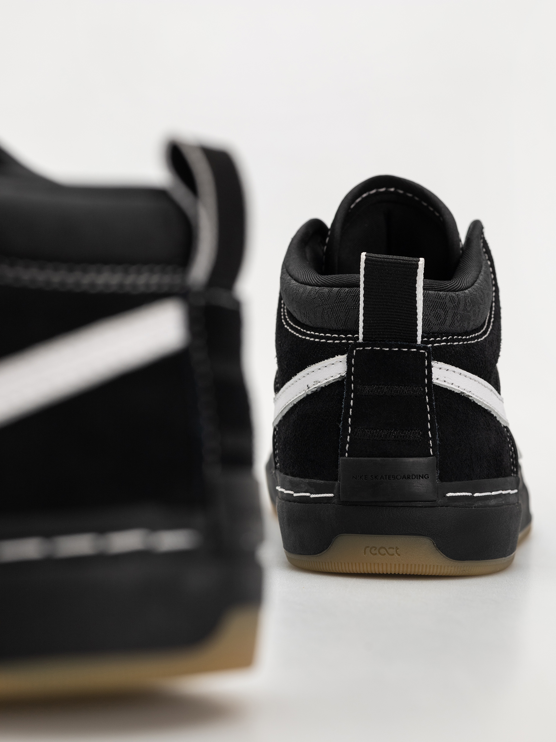 Обувки Nike SB React Leo (black/white black gum light brown)