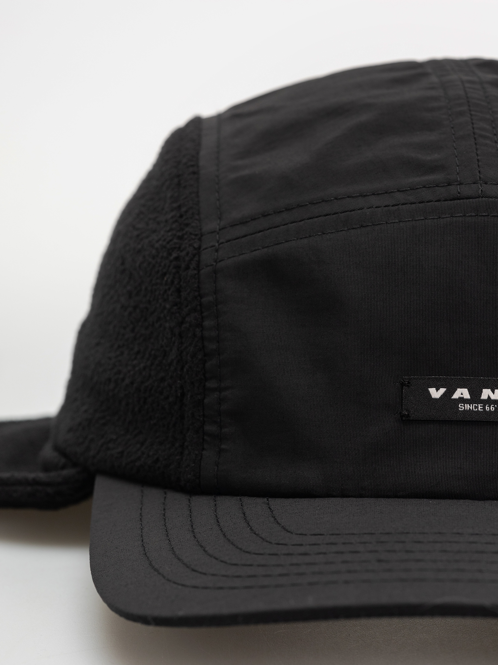 Шапка с козирка Vans 66 Earflap Tall Camper (black)