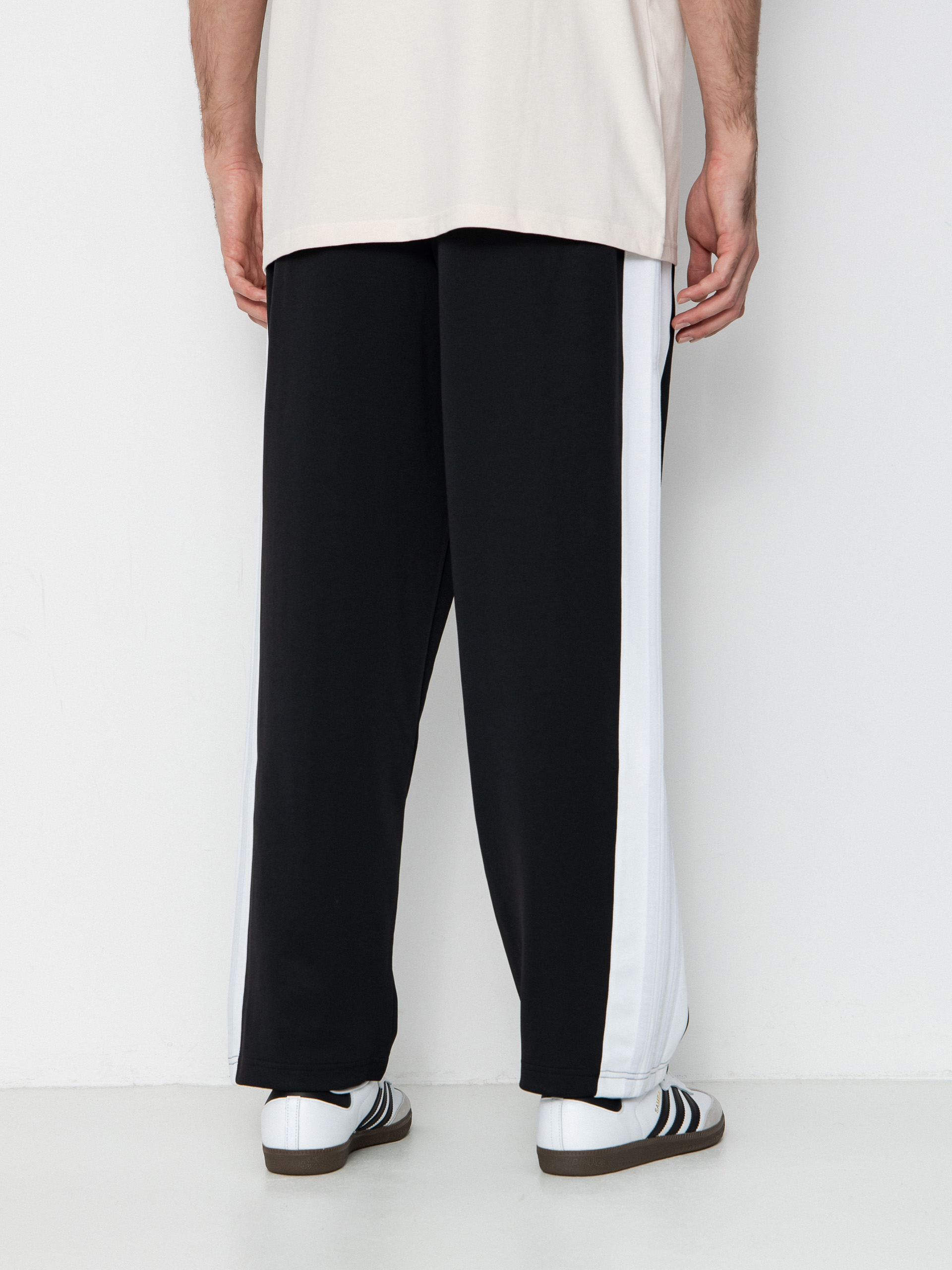Панталони adidas Tyshawn (black/white/dshgry)