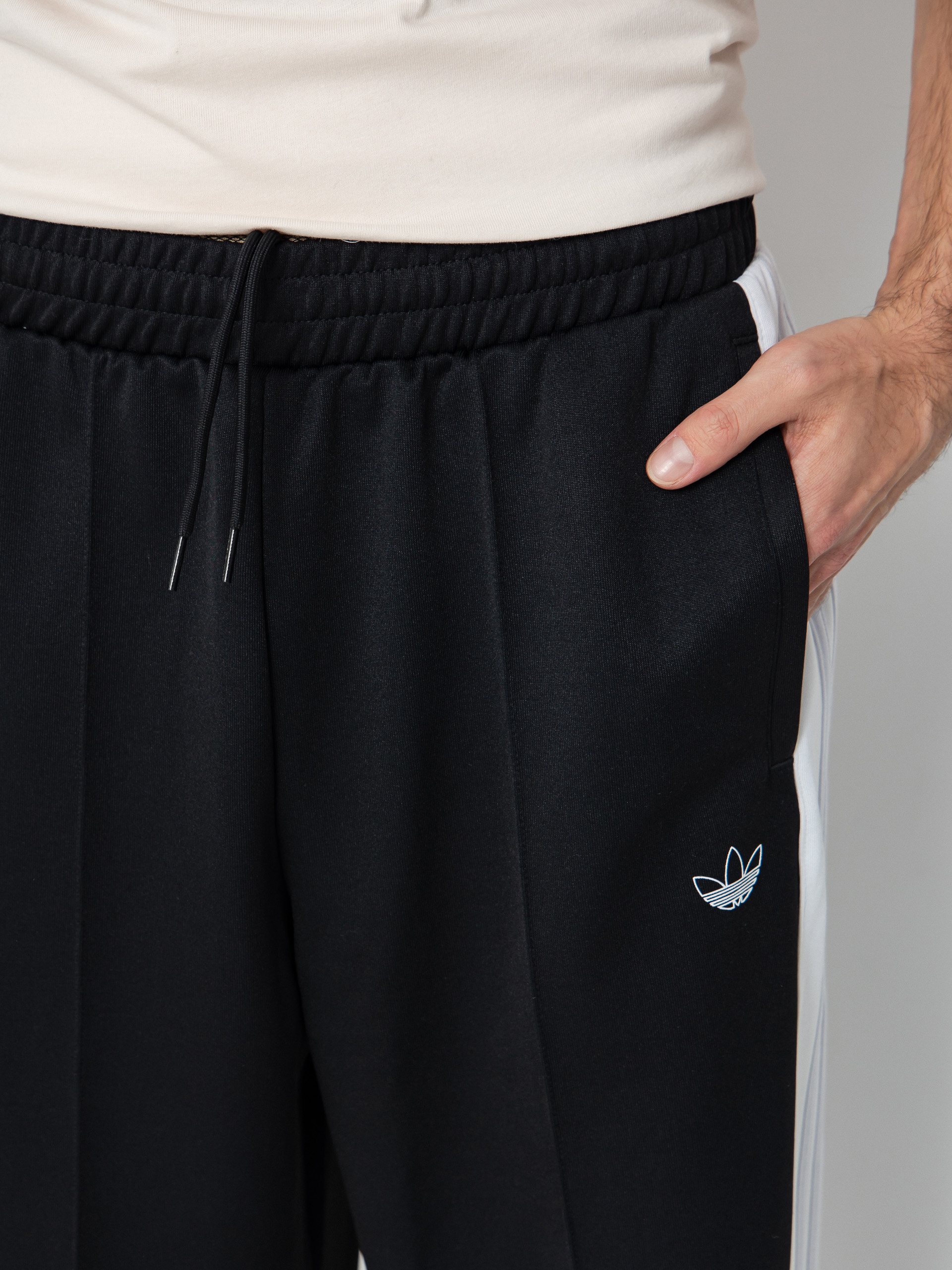Панталони adidas Tyshawn (black/white/dshgry)