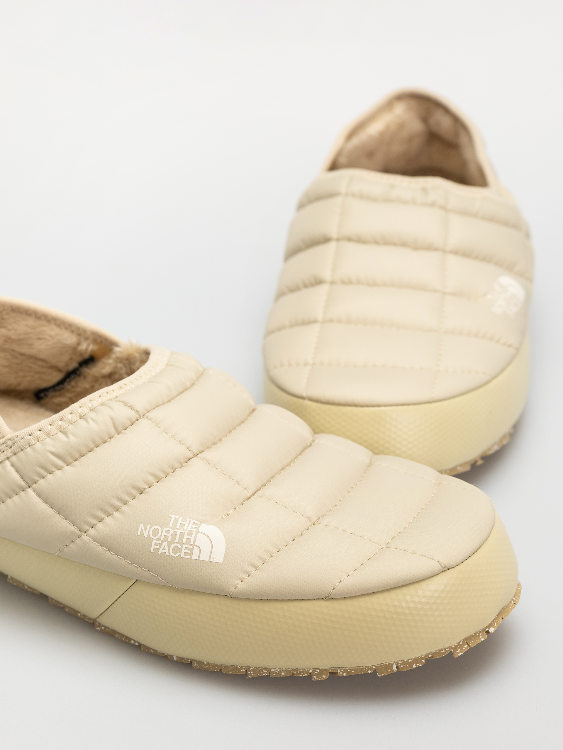 Обувки The North Face Thermoball Traction Mule V Wmn (gravel/white dune)