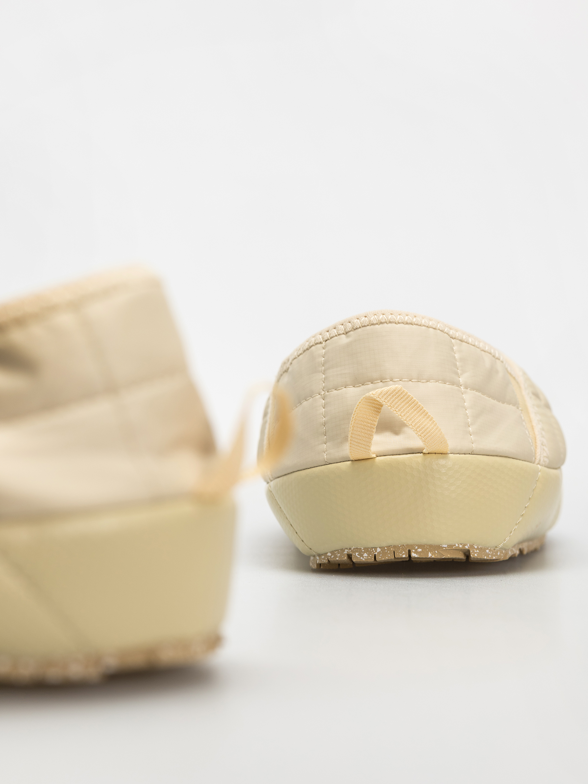 Обувки The North Face Thermoball Traction Mule V Wmn (gravel/white dune)