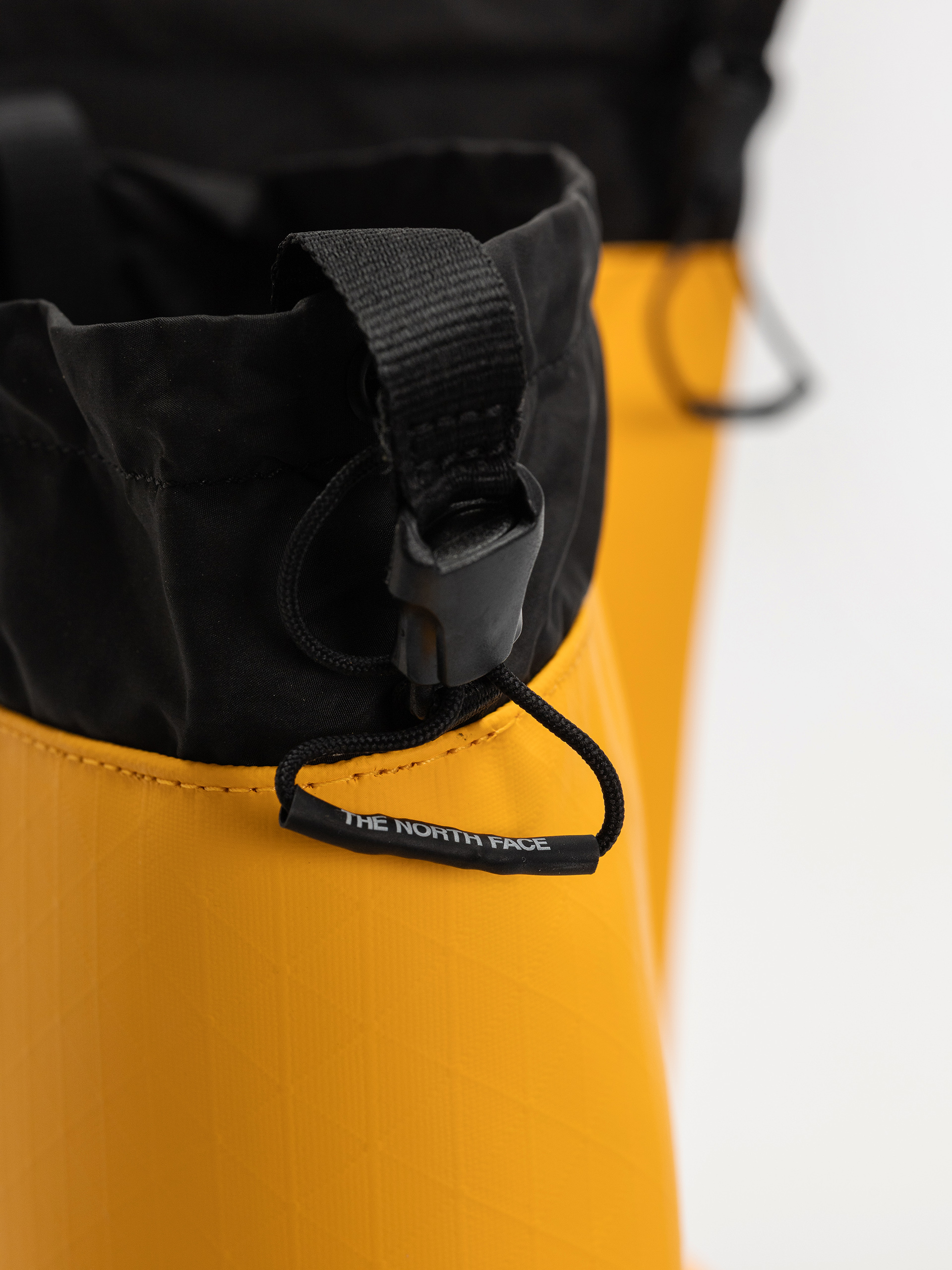 Обувки The North Face Base Camp 200 Wp (summit gold/tnf black)