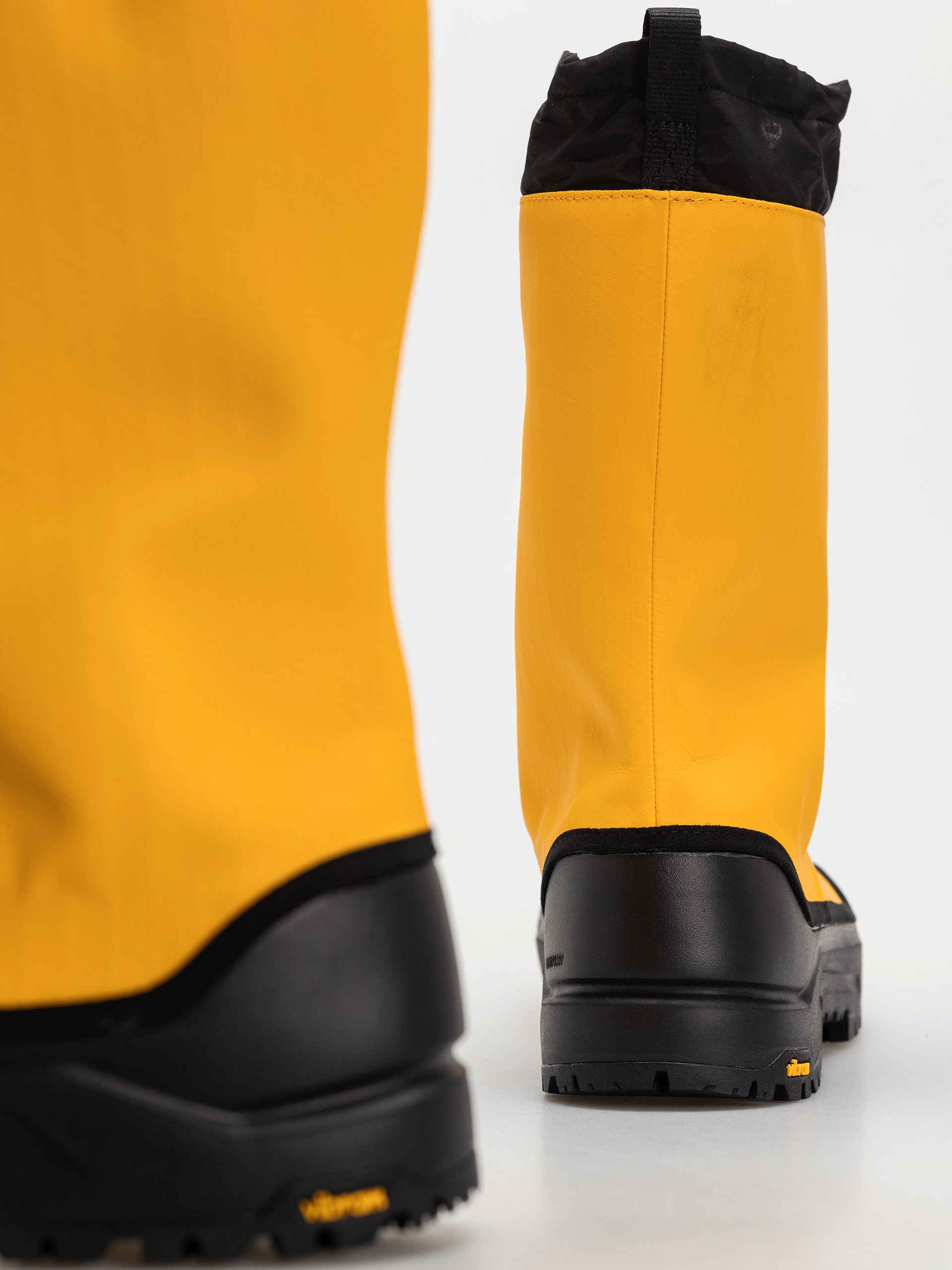 Обувки The North Face Base Camp 200 Wp (summit gold/tnf black)