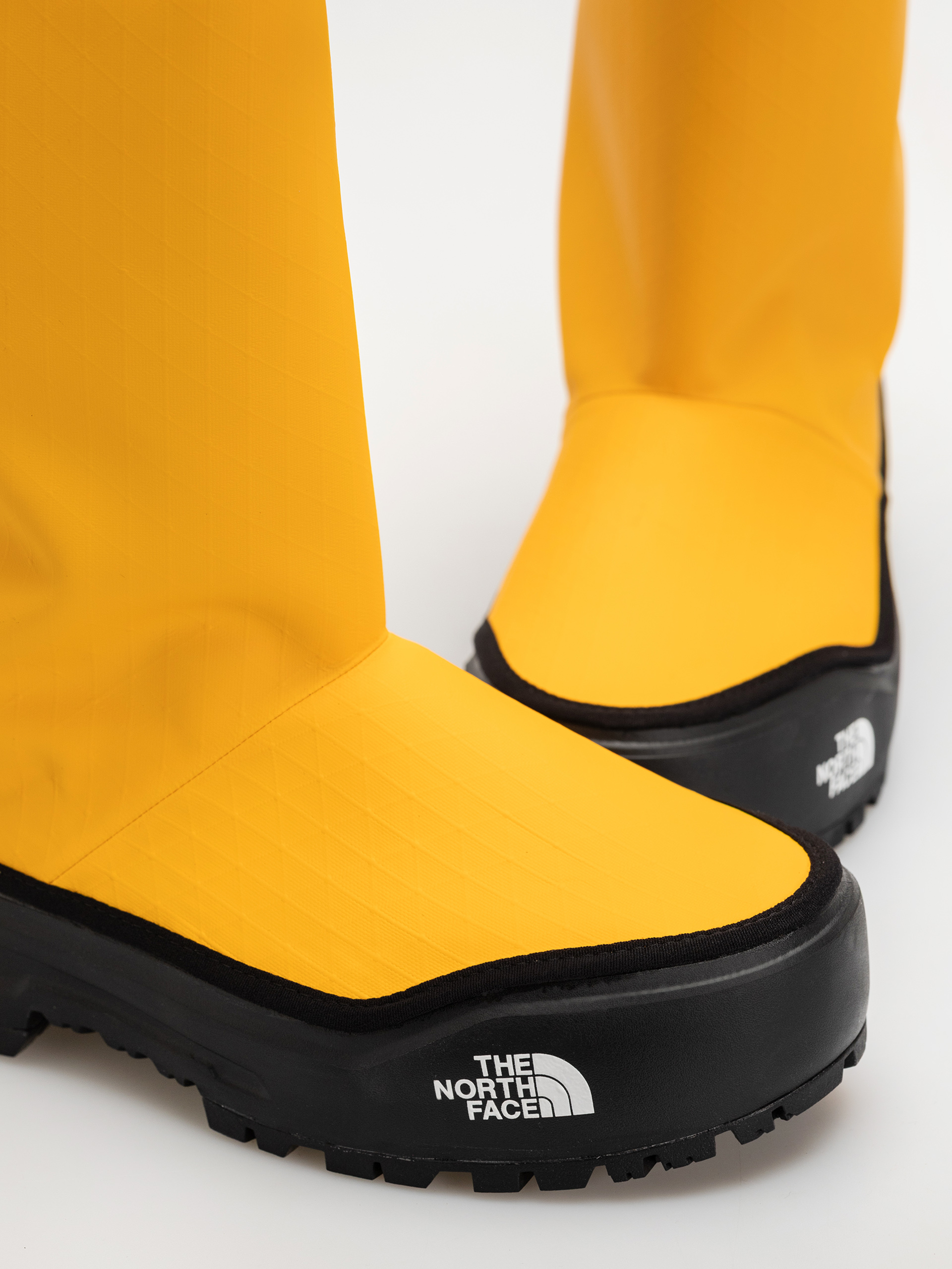 Обувки The North Face Base Camp 200 Wp (summit gold/tnf black)