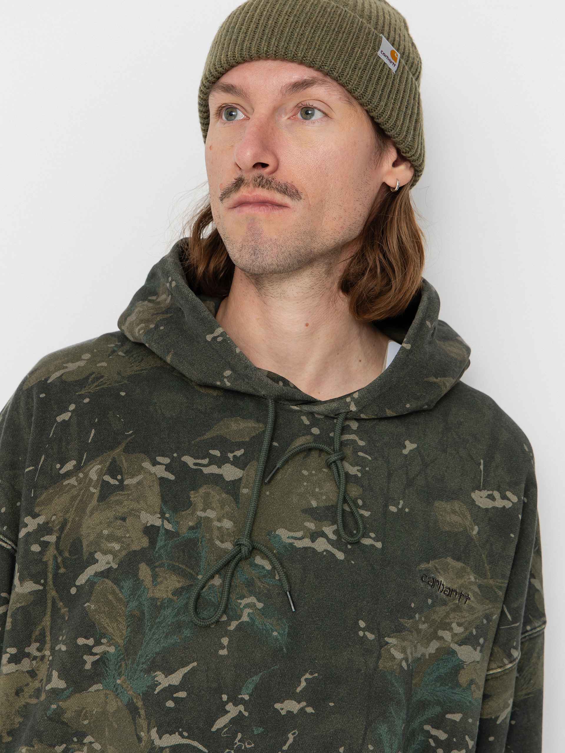 Суитшърт с качулка Carhartt WIP Benton HD (camo combi/green/garment dyed)