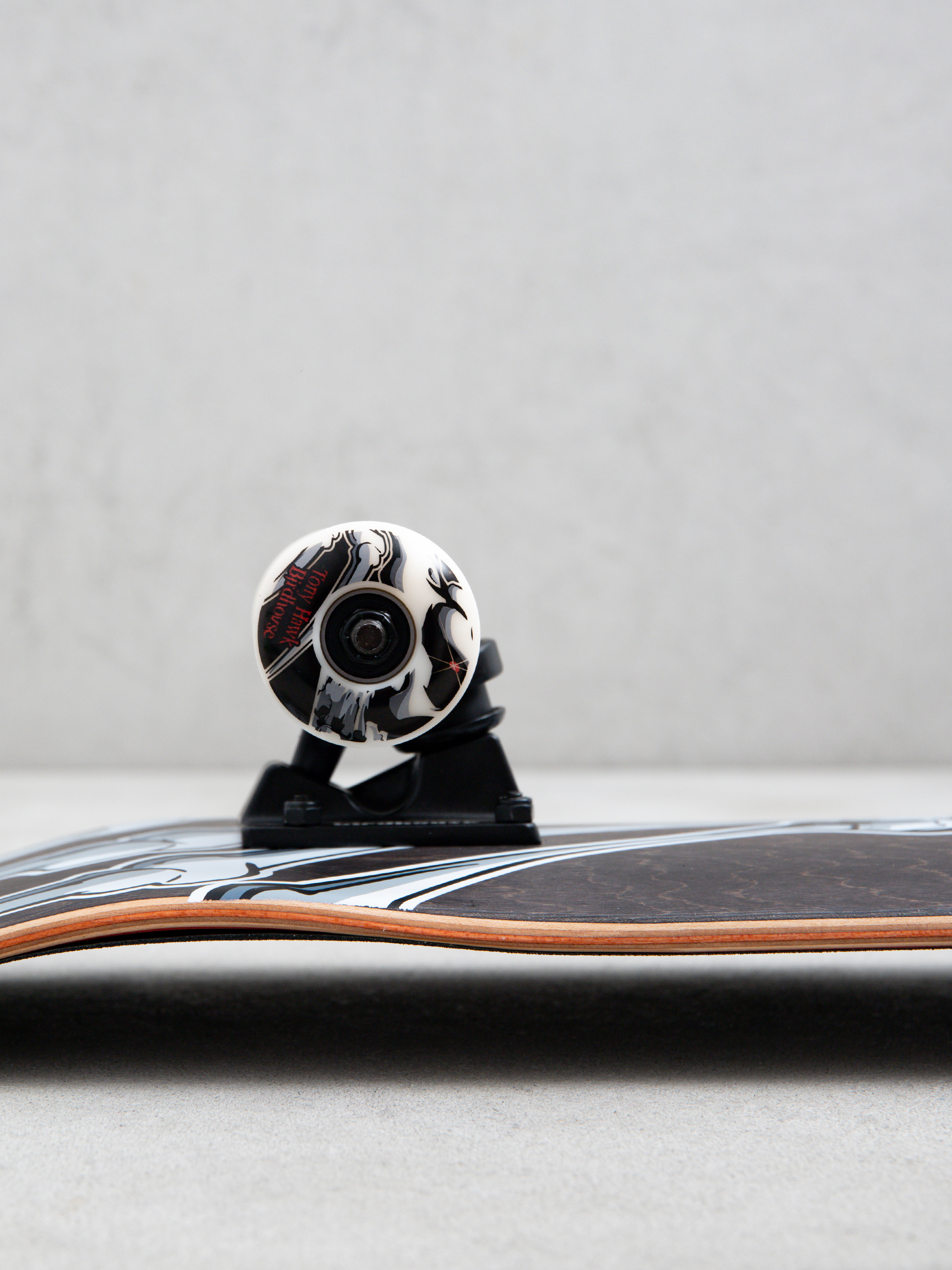 Скейтборд Birdhouse Hawk Falcon 1 (black/red)