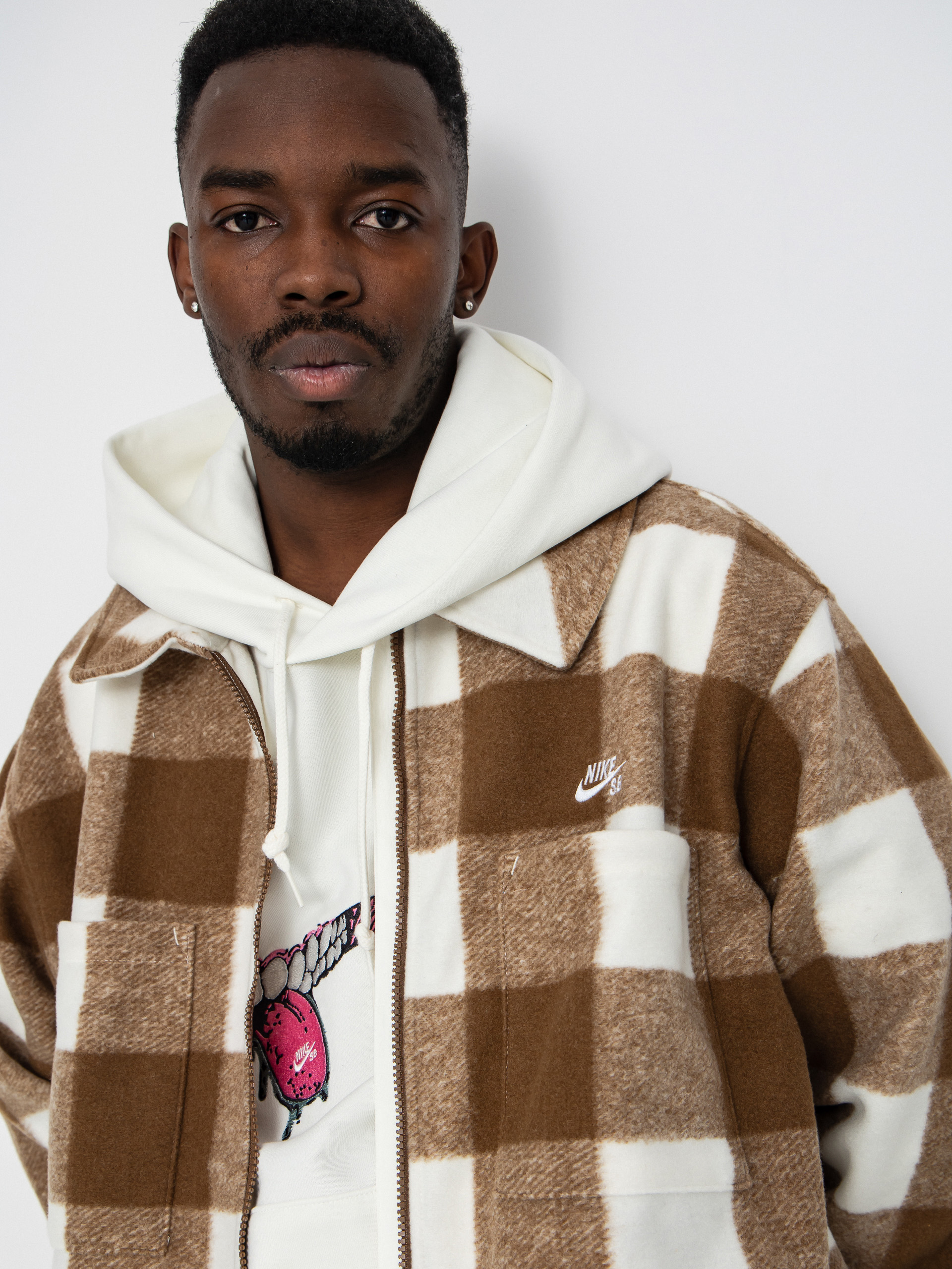 Риза Nike SB Essntl Strtdymrn (sail/mosswood brown/white)