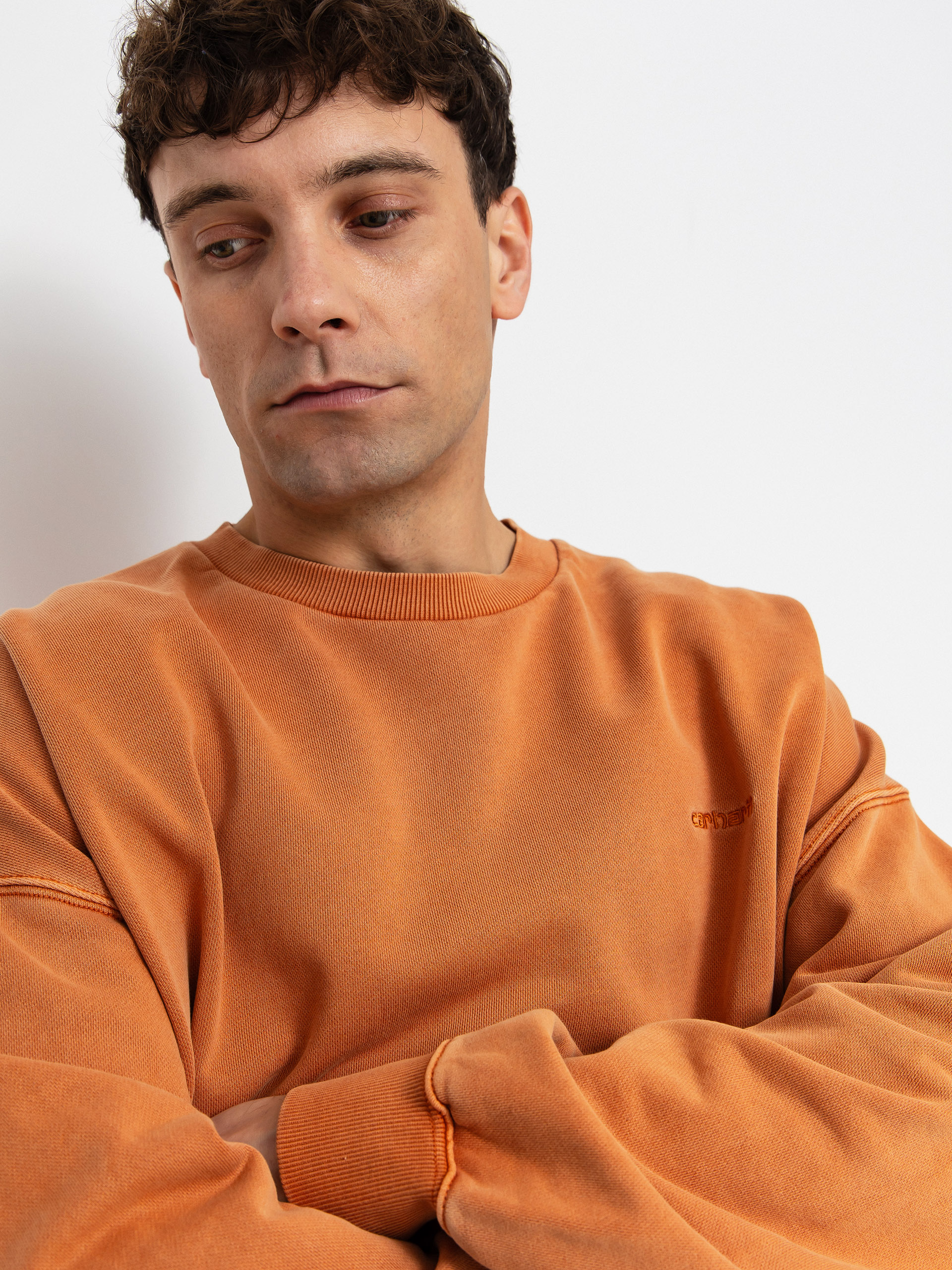 Суитшърт Carhartt WIP Benton (redhaven/garment dyed)