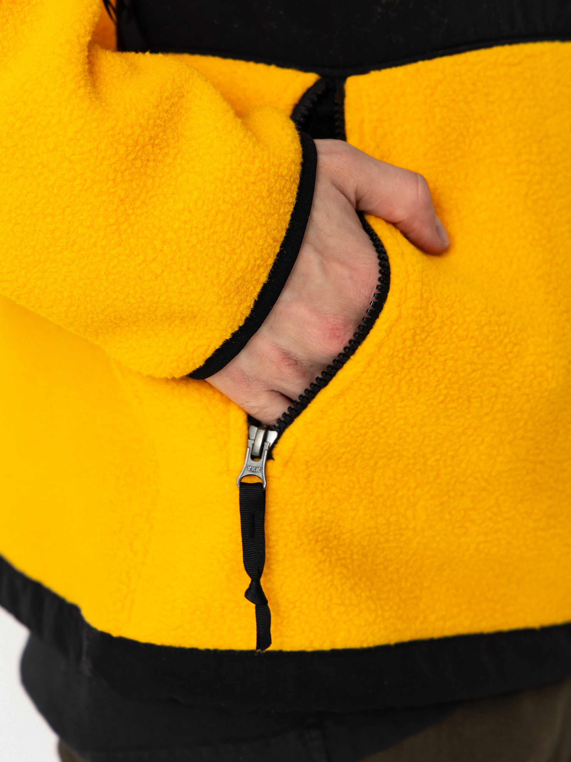 Яке The North Face Retro Denali (summit gold/tnf black)