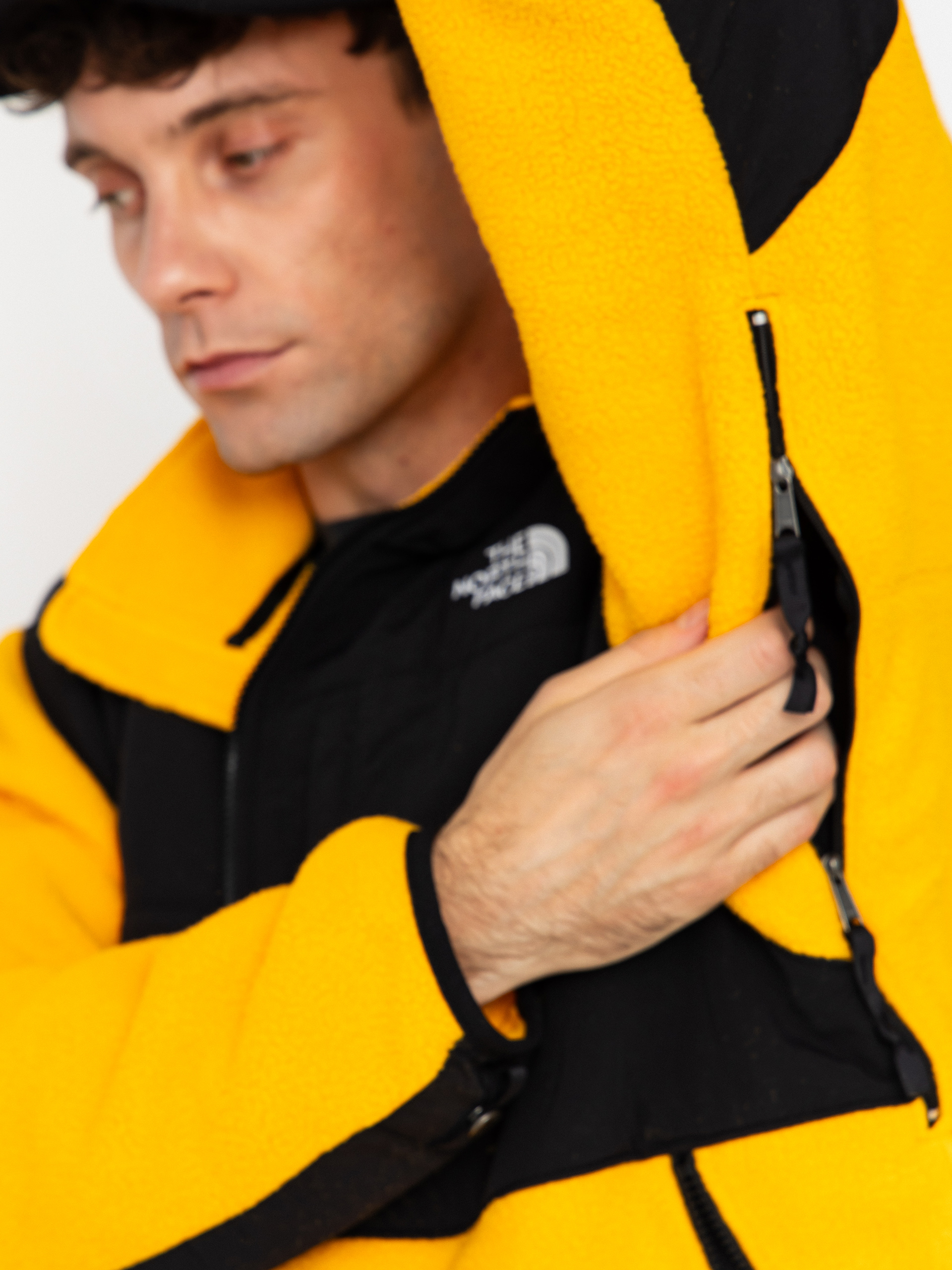 Яке The North Face Retro Denali (summit gold/tnf black)