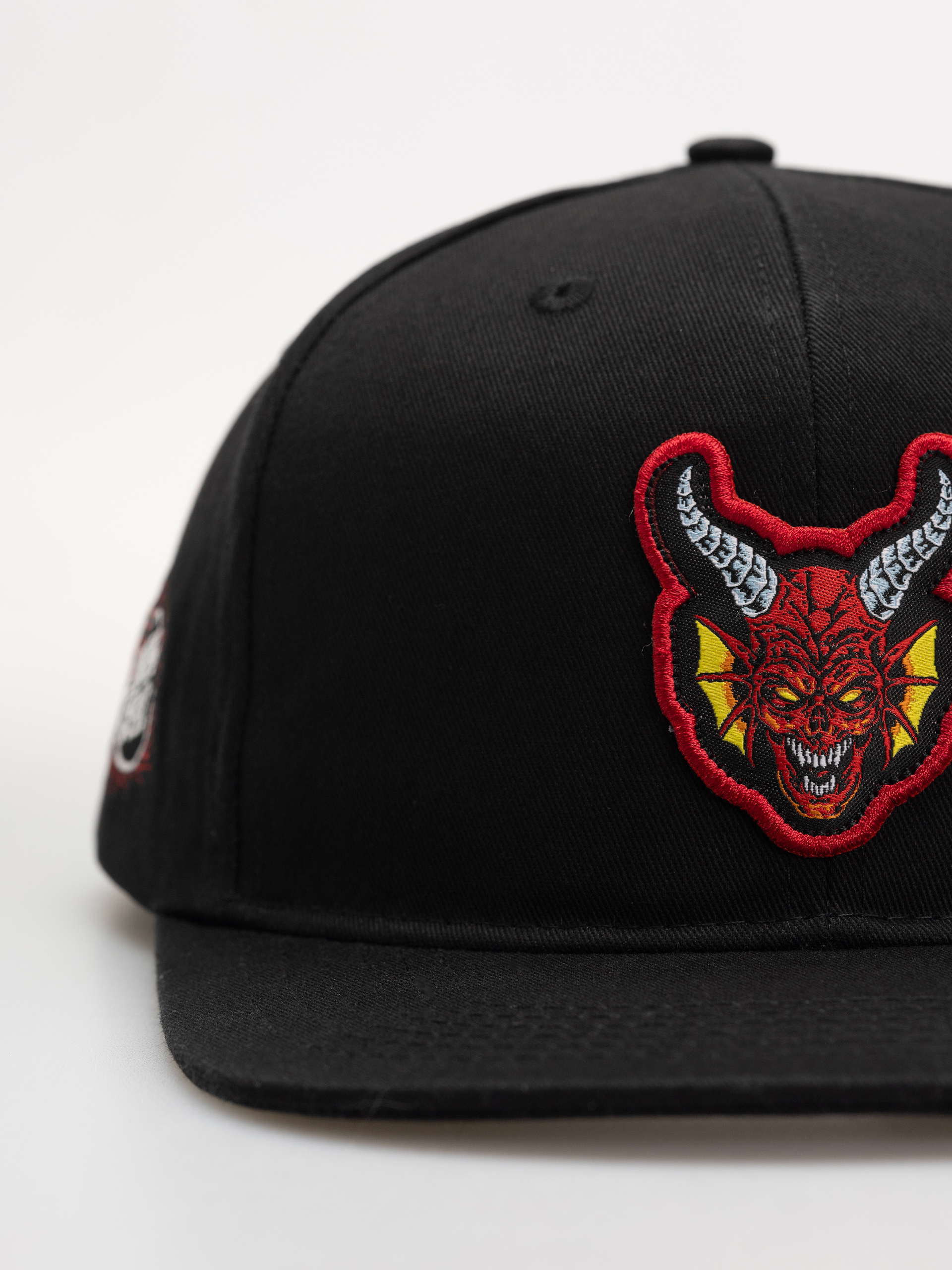 Шапка с козирка Santa Cruz X Stranger Things Hellfire Club Snapback Structured Hat (black)