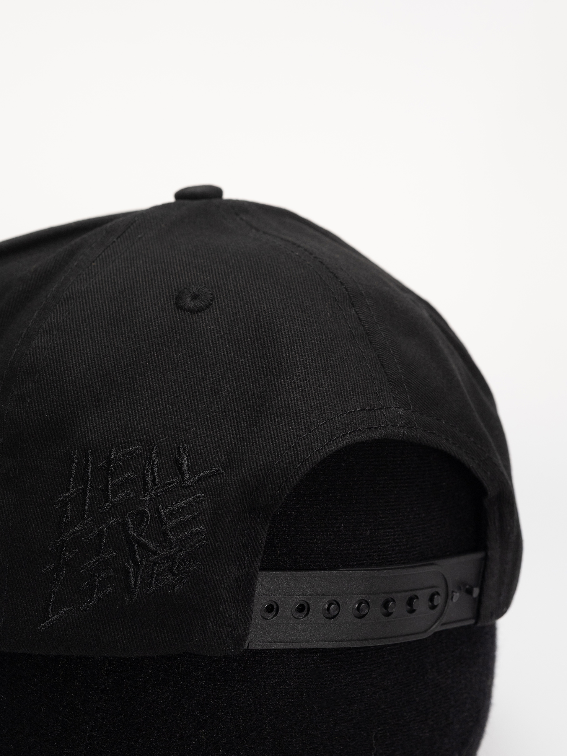 Шапка с козирка Santa Cruz X Stranger Things Hellfire Club Snapback Structured Hat (black)