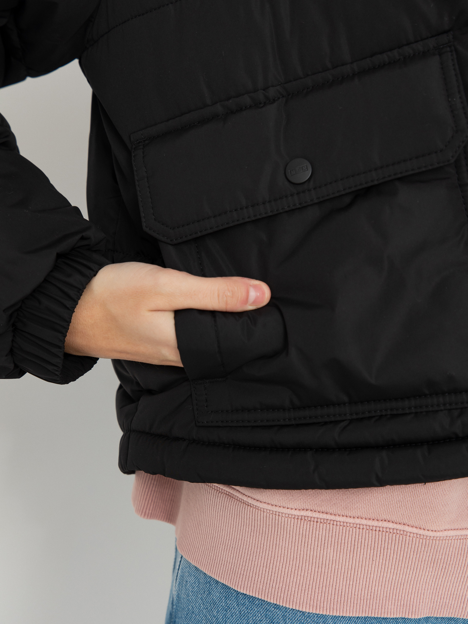 Яке Vans Mte Aubrey Primaloft Puffer Wmn (black)