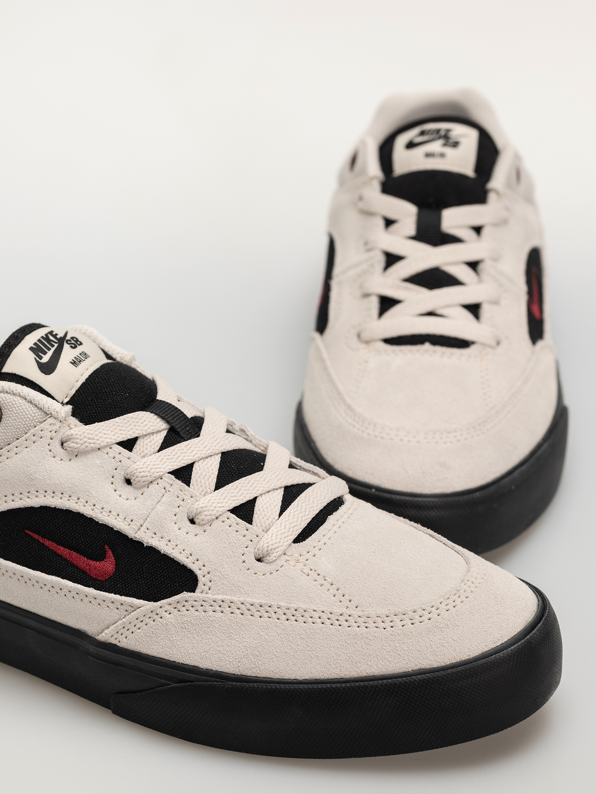 Обувки Nike SB Malor (lt orewood brn/team red black)